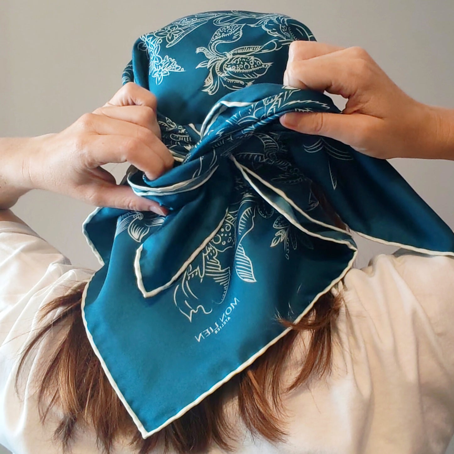 Foulard carré in seta | Il sogno floreale | ottanio e avorio