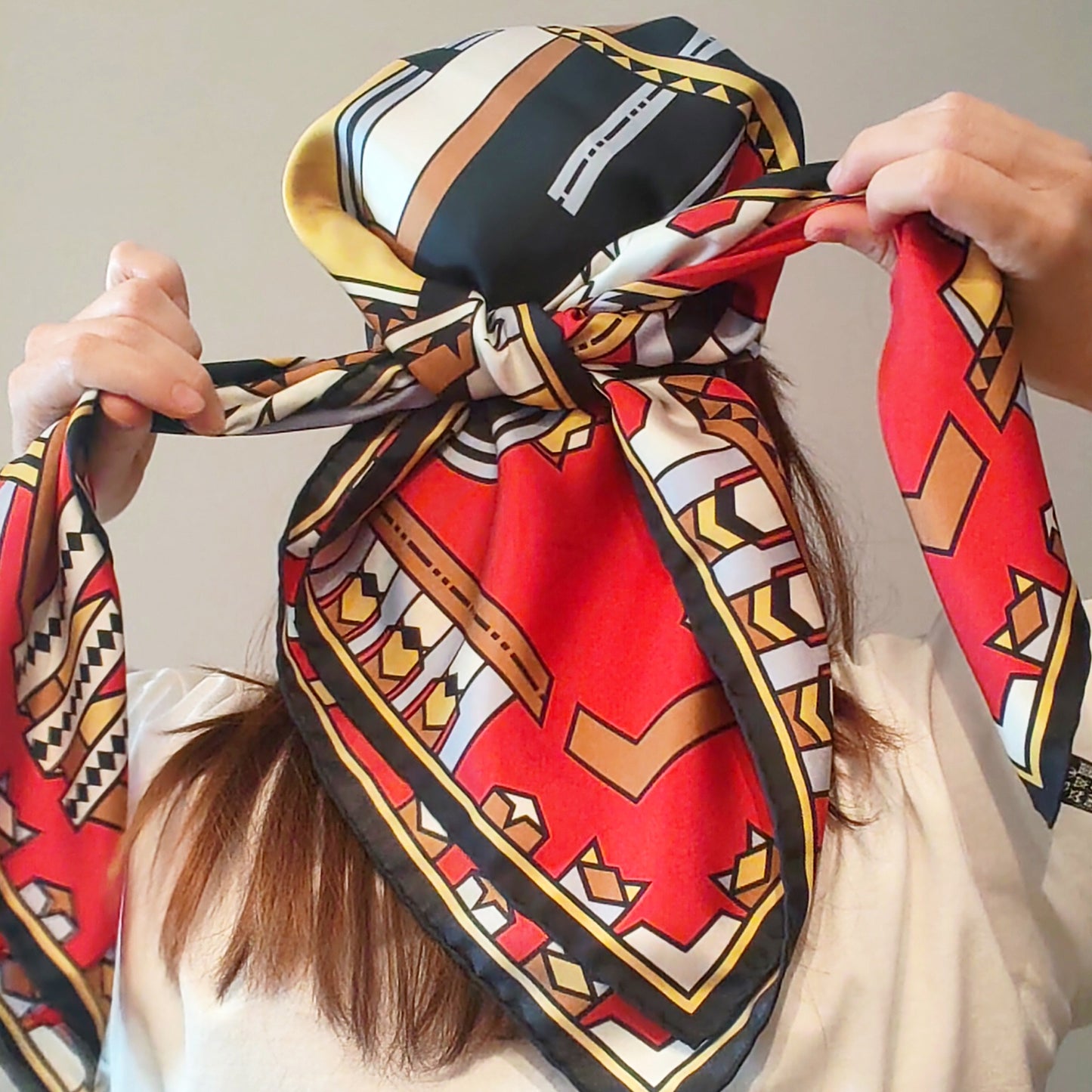 Foulard carré in seta | I nastri danzanti | rosso e giallo oro