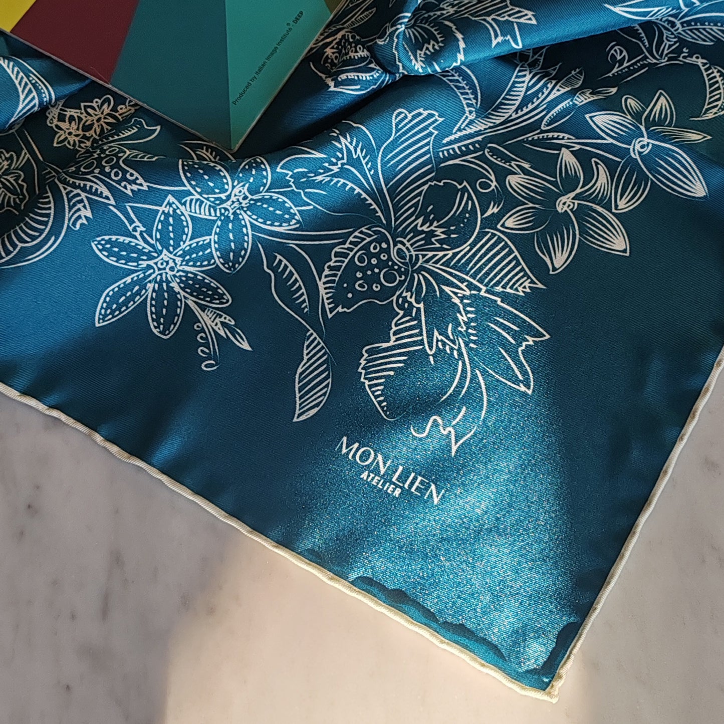 Foulard carré in seta | Il sogno floreale | ottanio e avorio