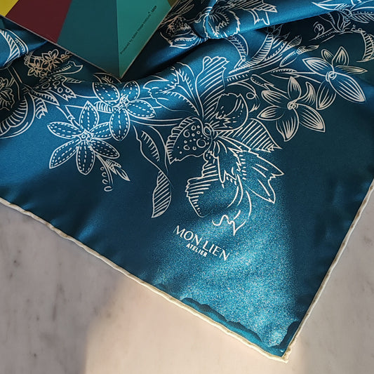 Foulard carré in seta | Il sogno floreale | ottanio e avorio