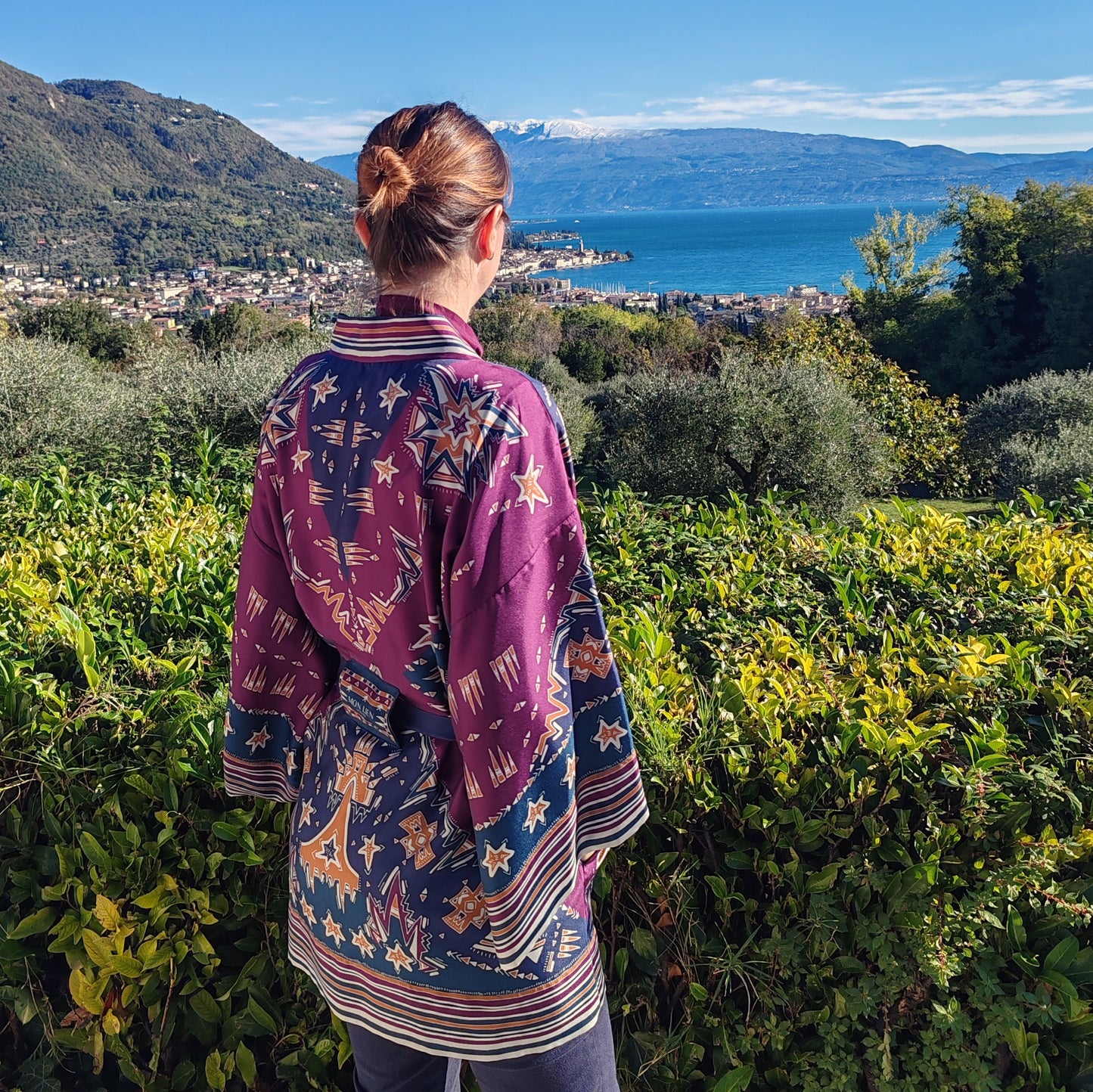 kimono in seta bordeaux indossato di schiena