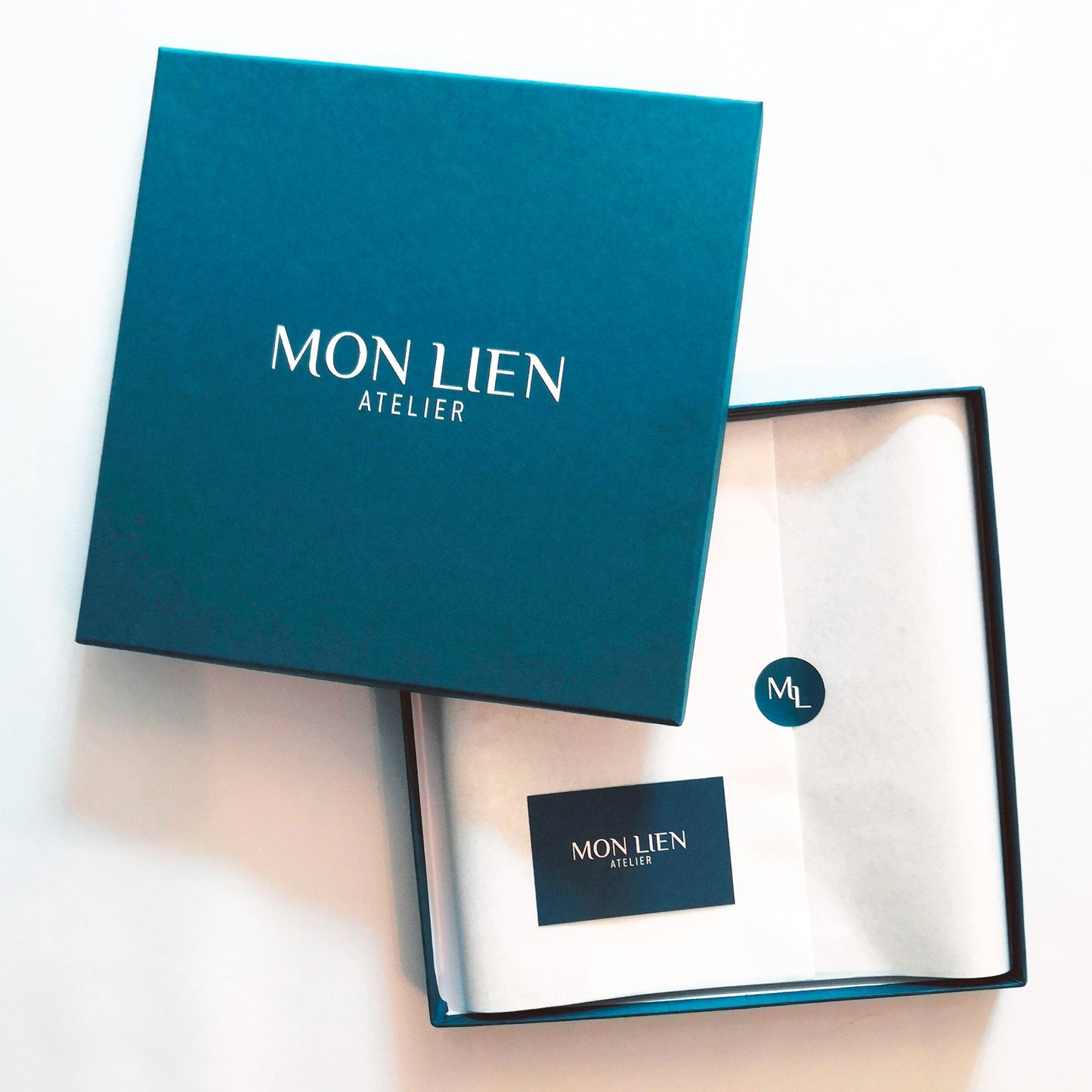 Packaging di fascia alta logo stampato a caldo con vernice opaca, scatola per collezione completa di accessori in seta twill, logo italiano e design curato