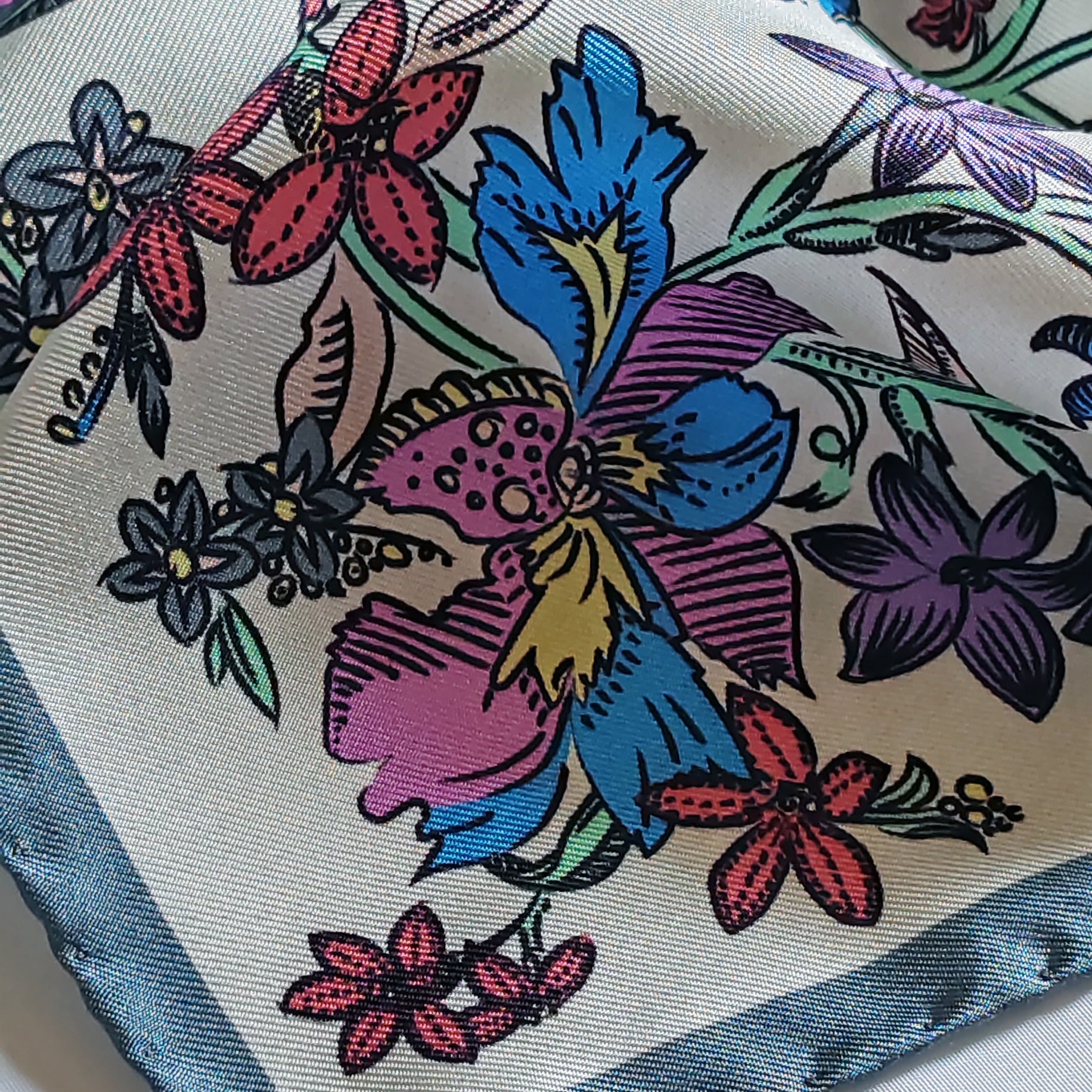 pochette da taschino in seta fantasia floreale multicolor zoom dettaglio trama tessuto