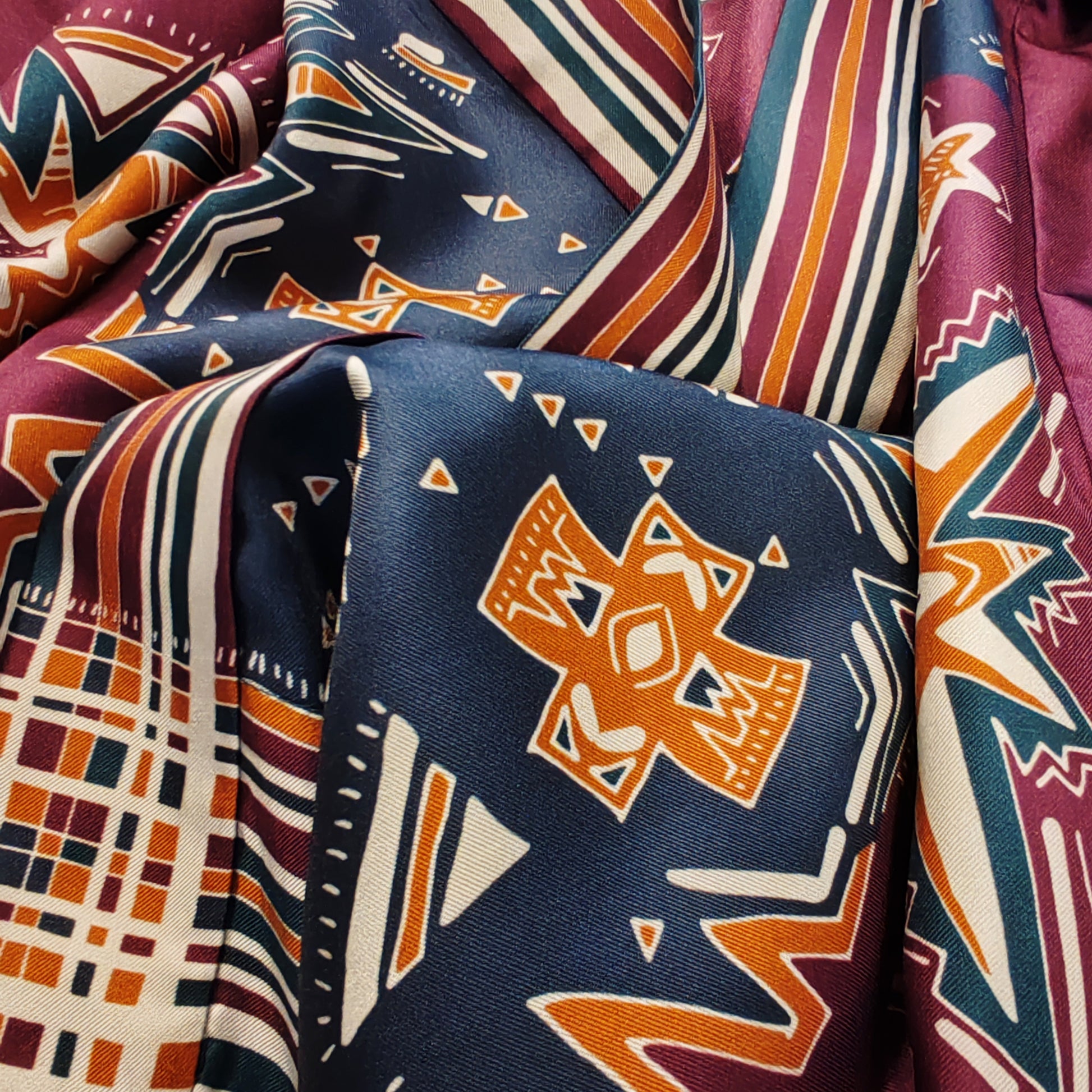 primo piano di fantasie grafiche su seta