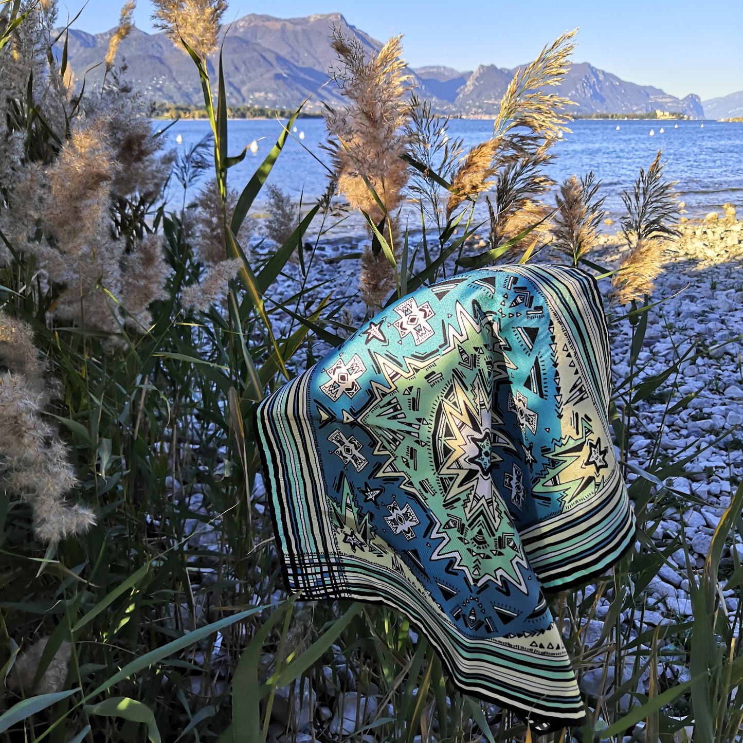 Pochette in seta | La testa tra le stelle | turchese e ottanio