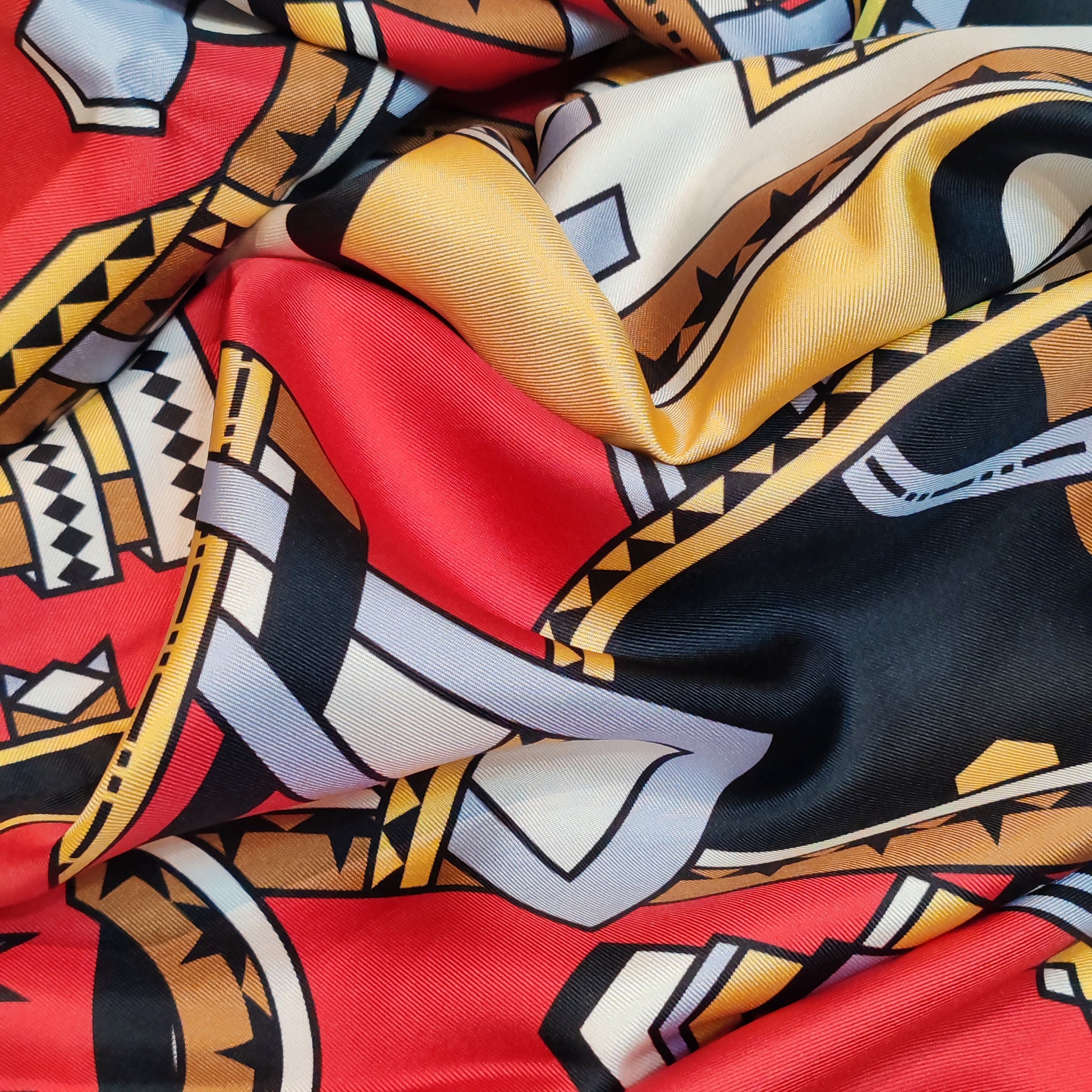 zoom fantasie rosso oro nero su sciarpa in seta