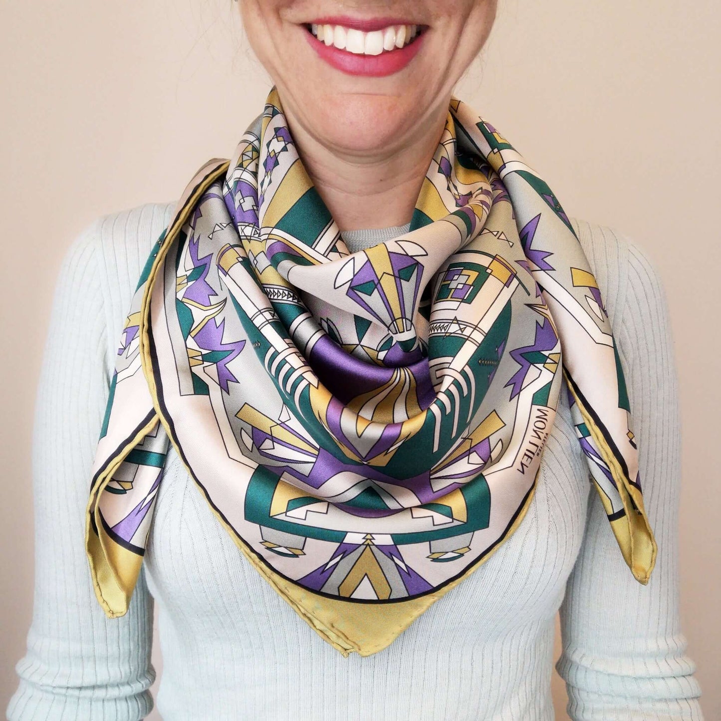 foulard di moda indossato intorno al collo con stampa geo in tinte primavera