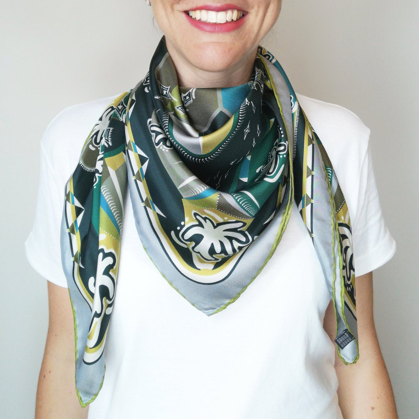 foulard carré variante verde con disegno tessile della natura e geometrie indossato stile western intorno al collo donna