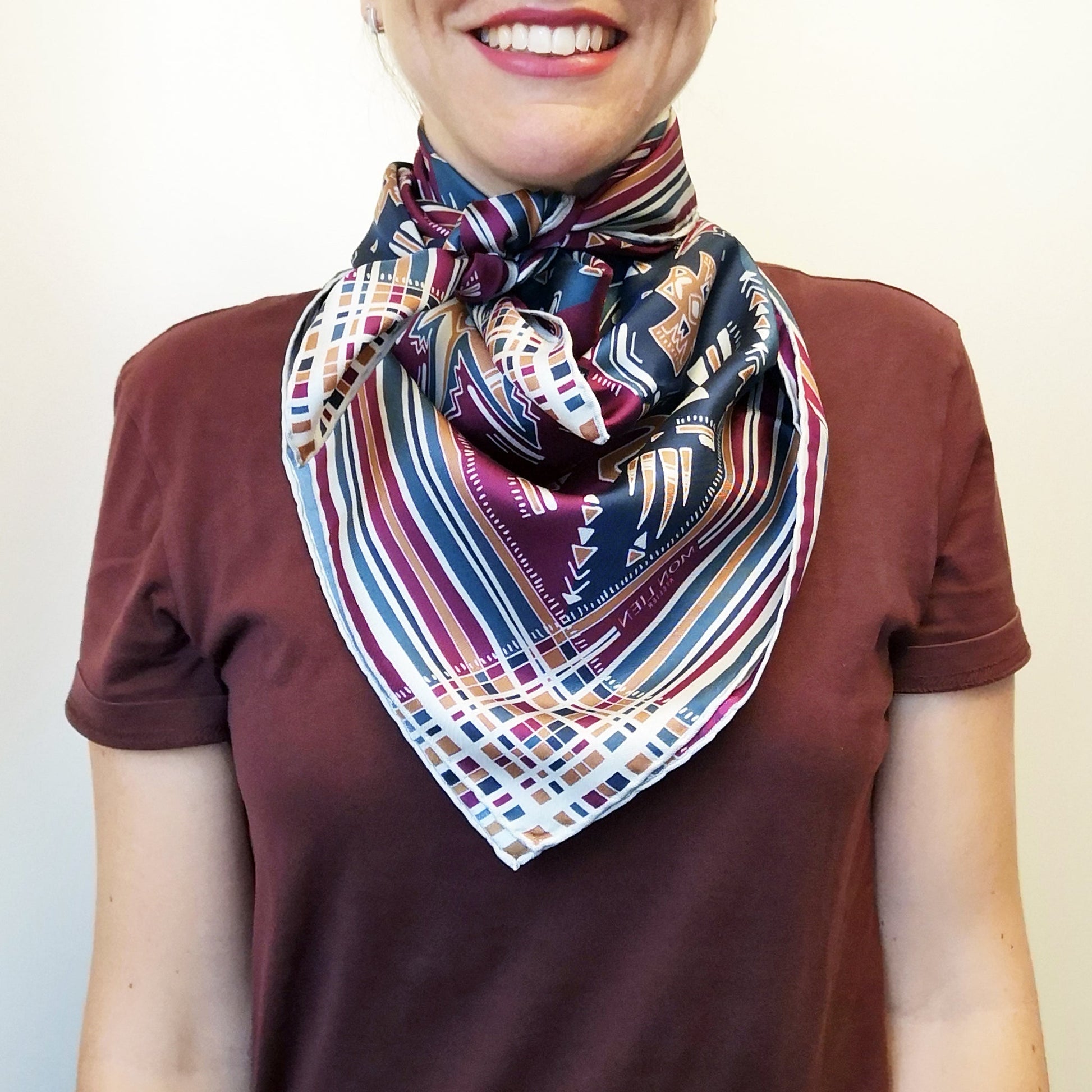 raffinato foulard annodato al collo donna con disegno grafico stelle e bordo a righe mix di colori avorio terra bordeaux blu