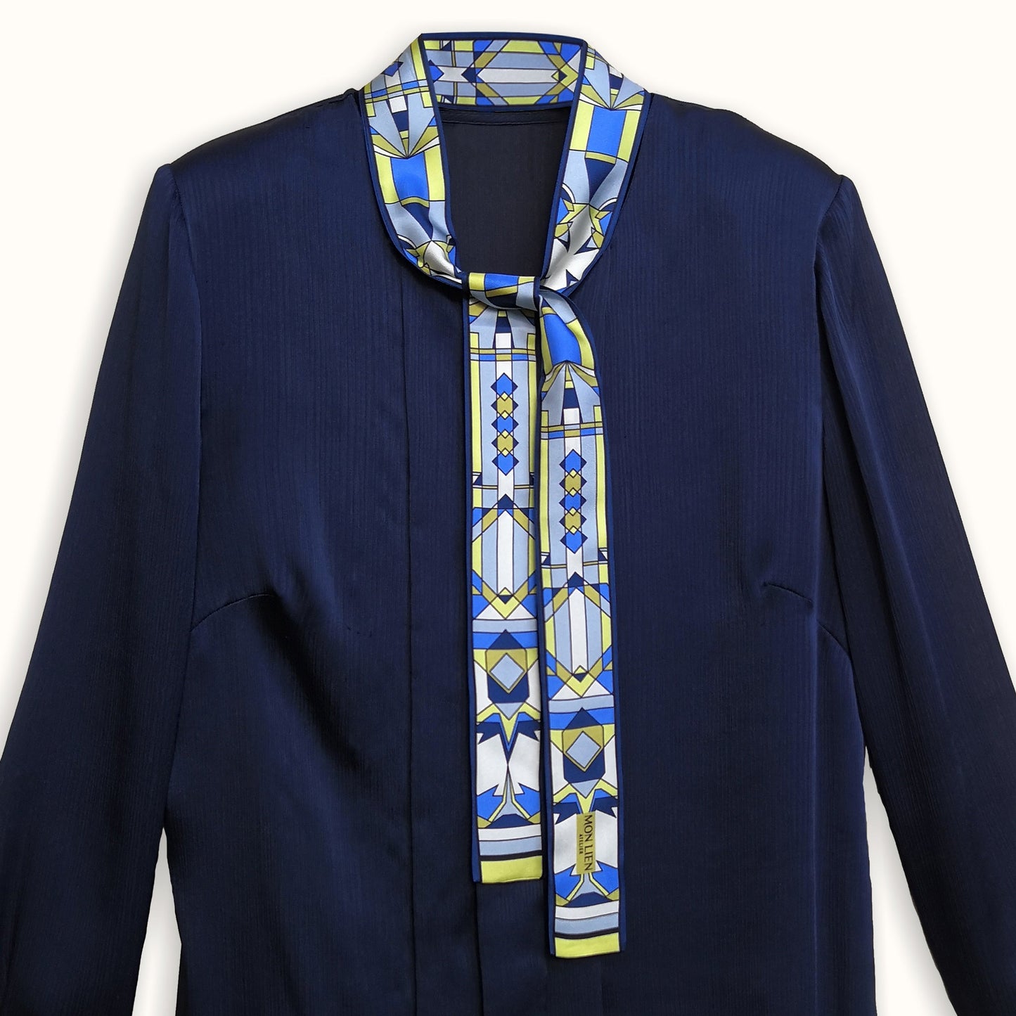 piccolo accessorio fashion annodato intorno al collo della camicia