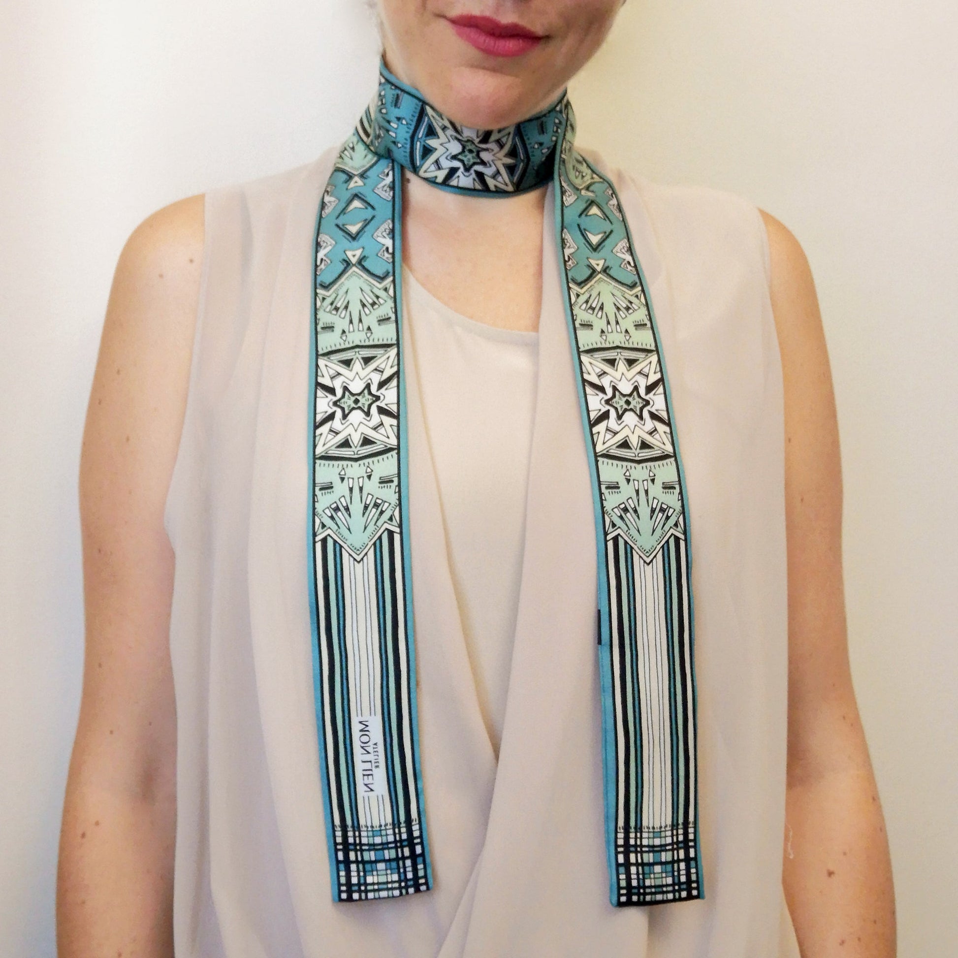 fusciacca indossata al collo come look estroso