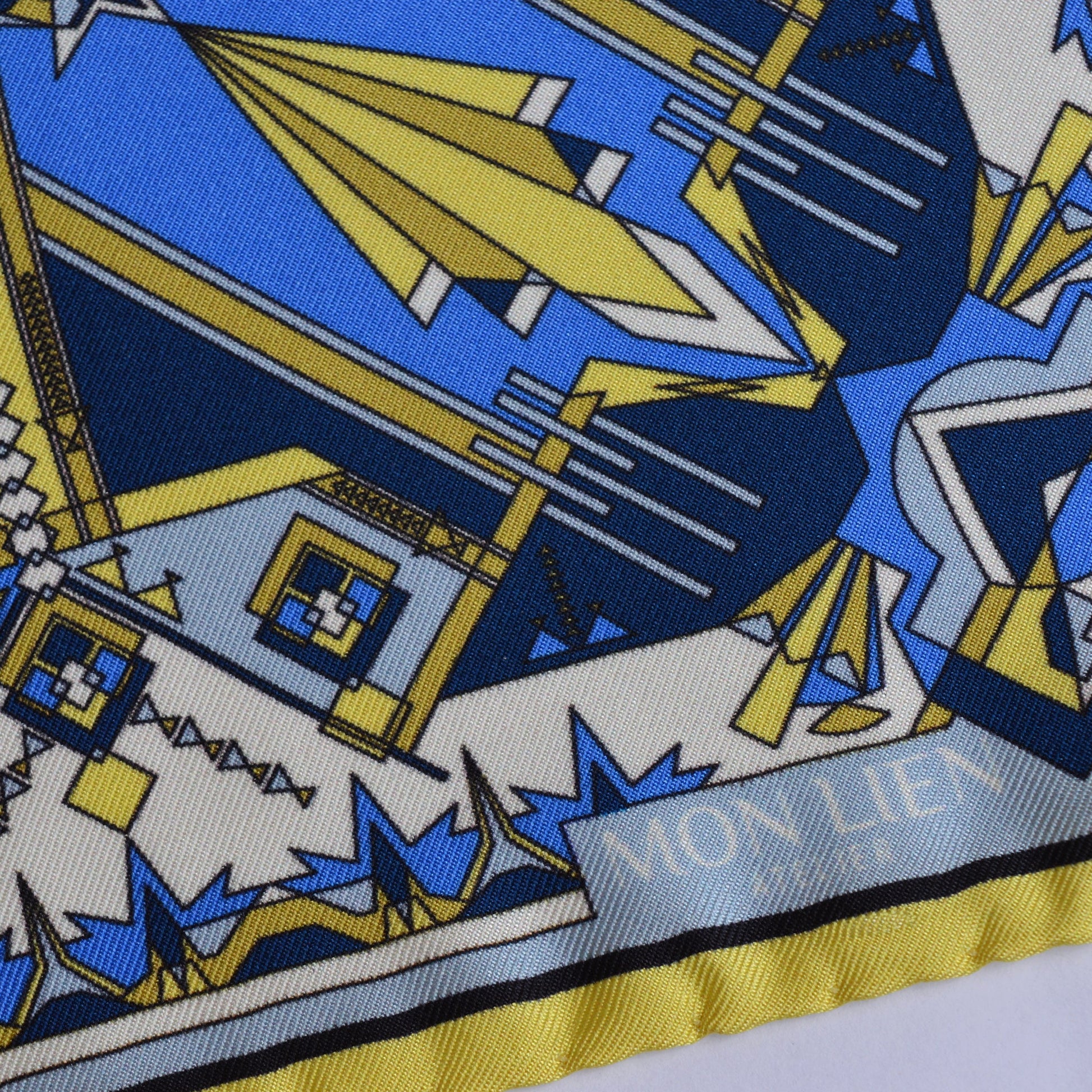 zoom di accessorio maschile moderno di lusso preziosa seta dalle tinte blu per definire il tuo outfit