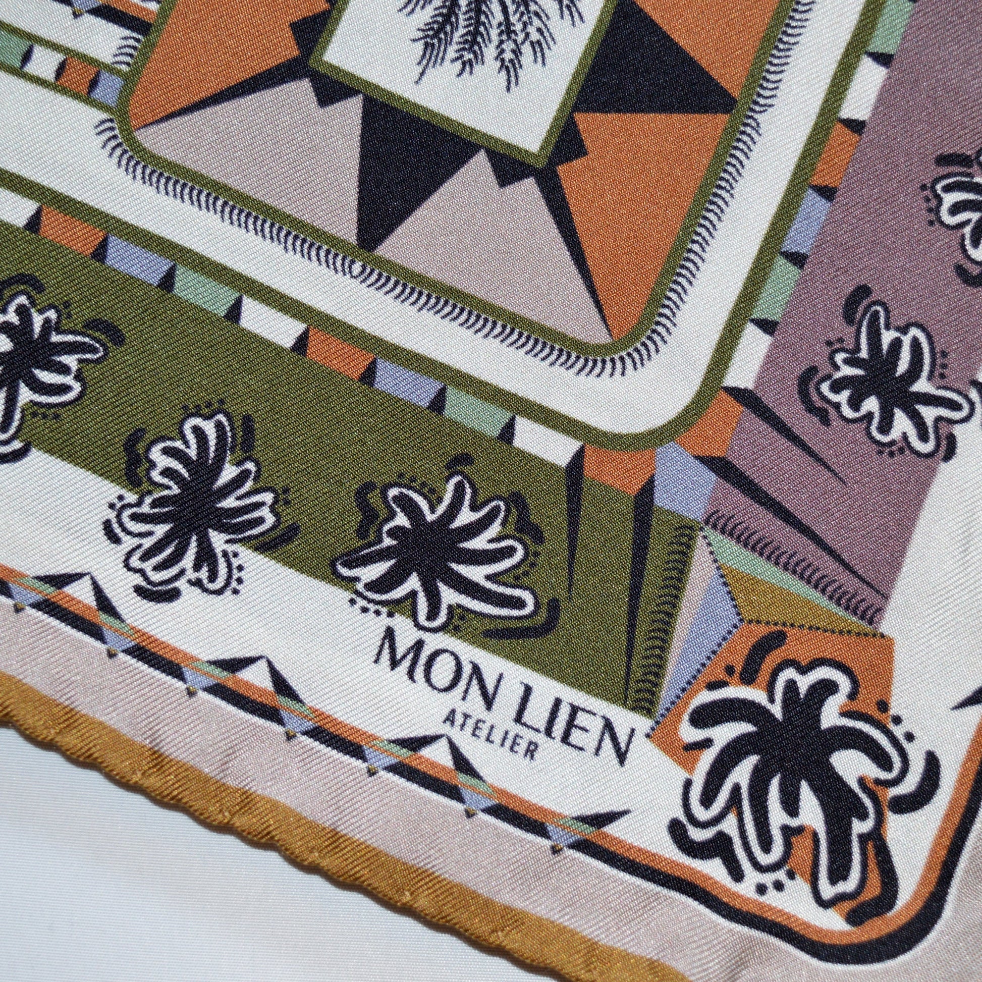 piccolo accessorio in twill di seta del guardaroba maschile visto da vicino