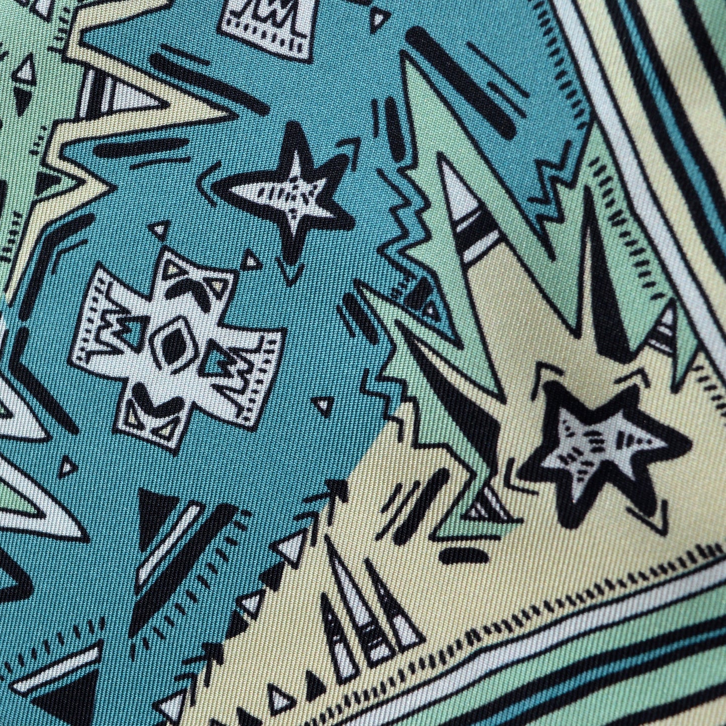 dettaglio di pochette in seta di qualità italiana stile unico verde ottanio avorio nero