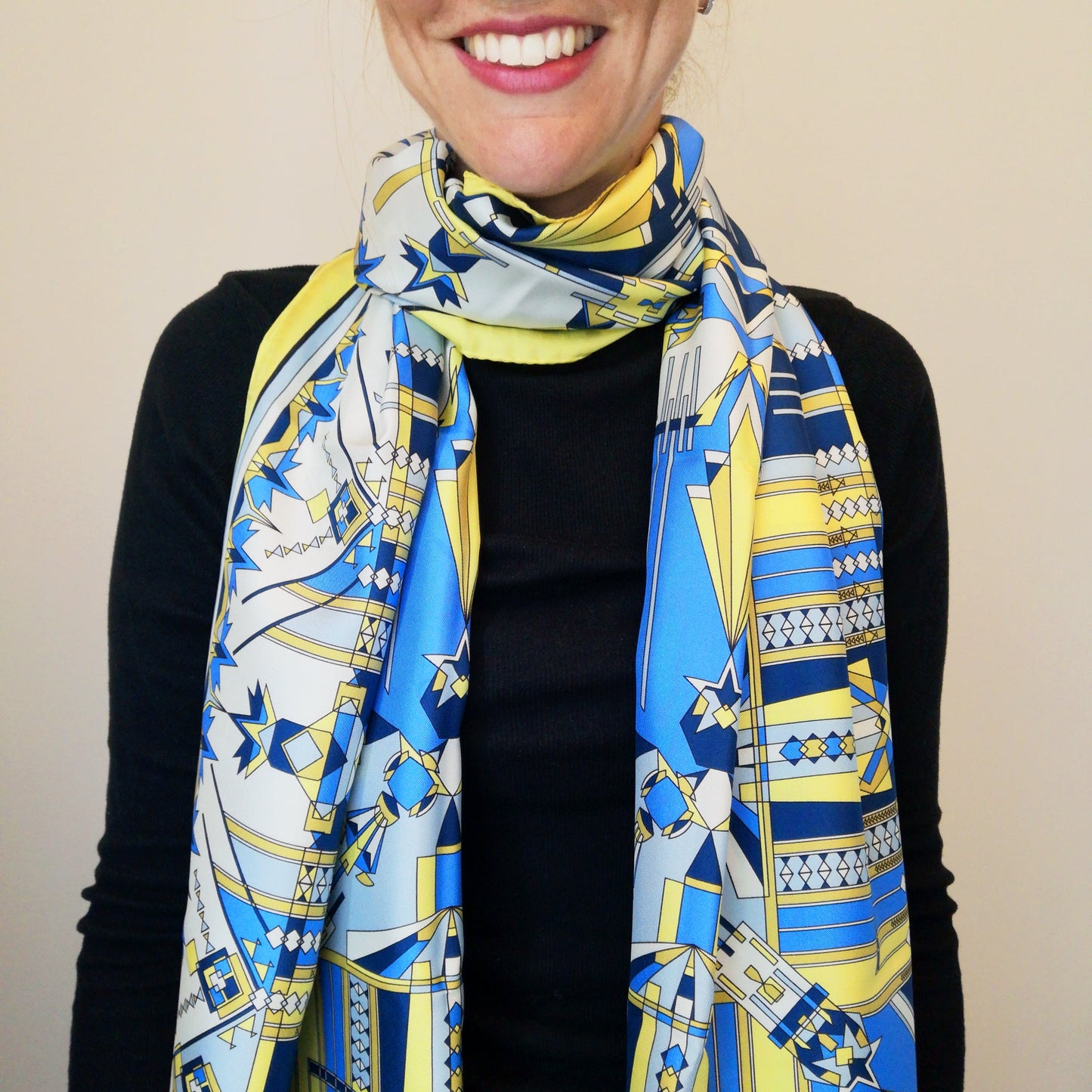 foulard artigianale di alta qualità con disegno esclusivo indossato da donna