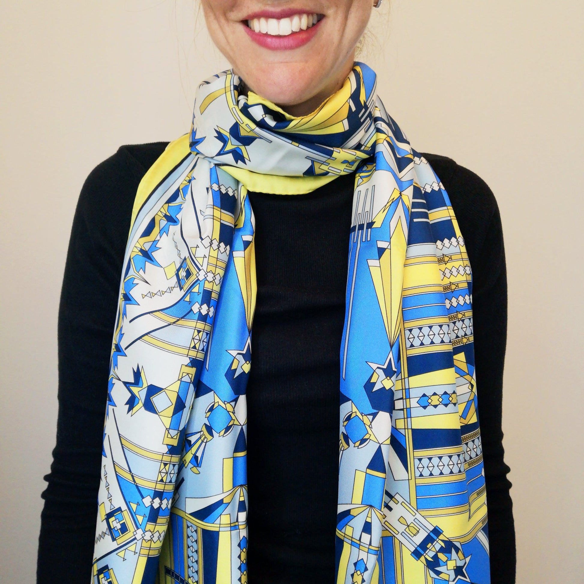 foulard artigianale di alta qualità con disegno esclusivo indossato da donna