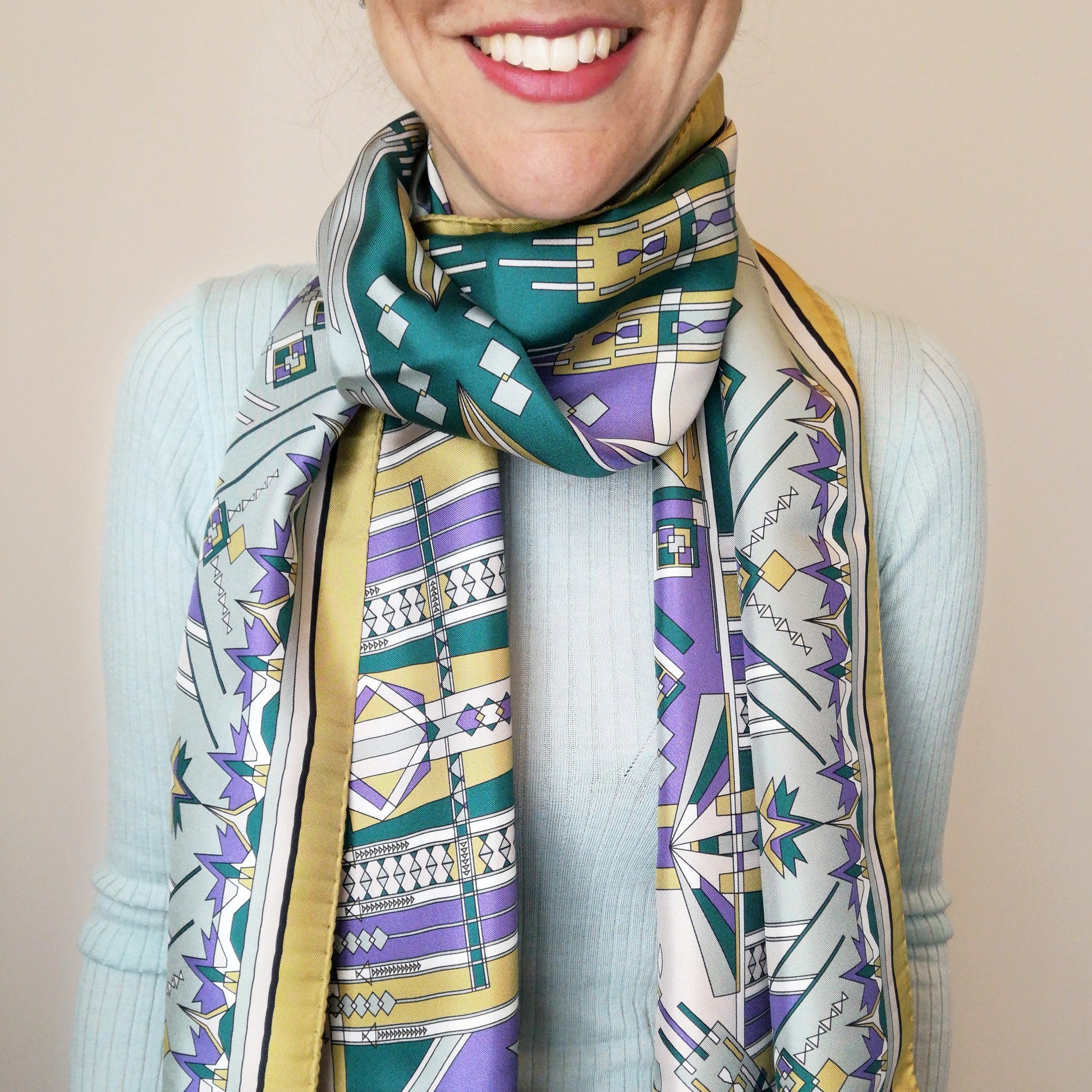 foulard in seta naturale forma rettangolare indossato al collo con disegno creativo stampato