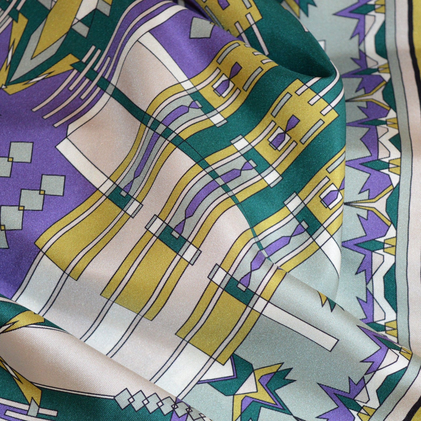 zoom accessorio in seta con tratti di ispirazione geometriche in tinte abbinate per completare un look
