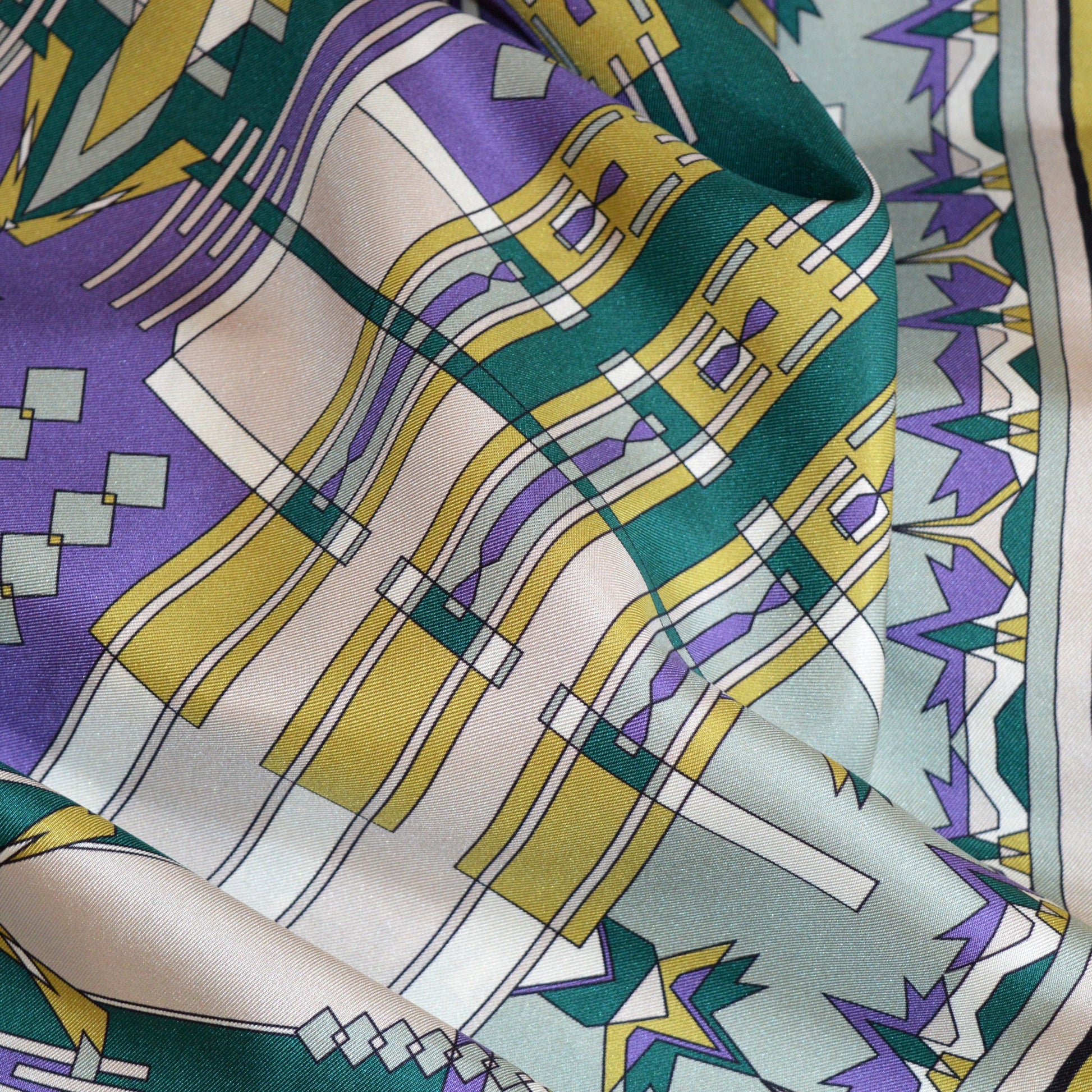 zoom accessorio in seta con tratti di ispirazione geometriche in tinte abbinate per completare un look