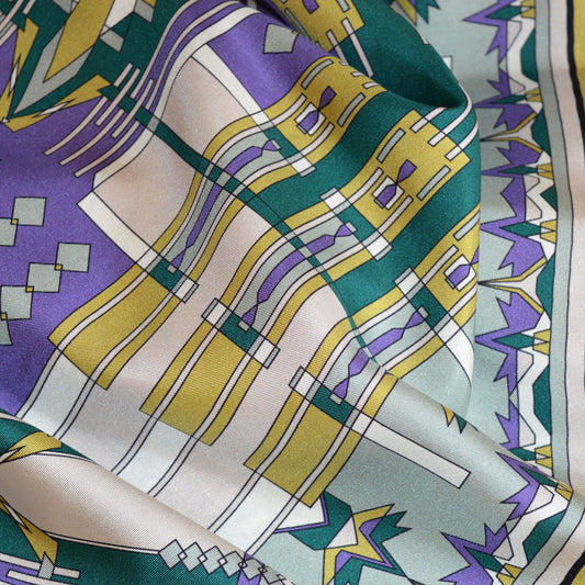 zoom accessorio in seta con tratti di ispirazione geometriche in tinte abbinate per completare un look