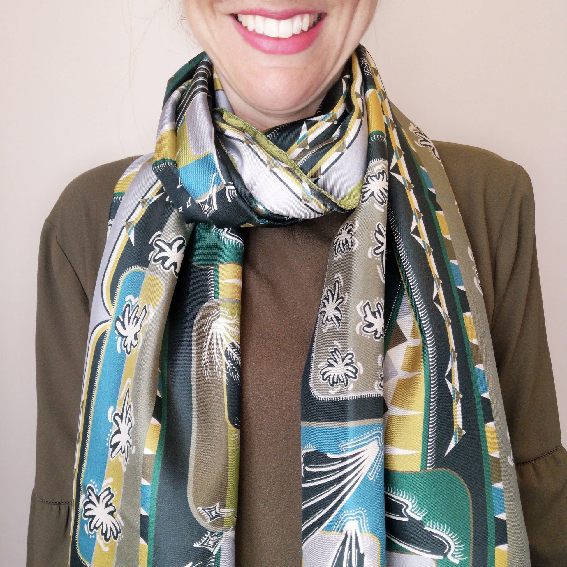 foulard lungo avvolto intorno al collo con disegno illustrato e geometrico palette verde