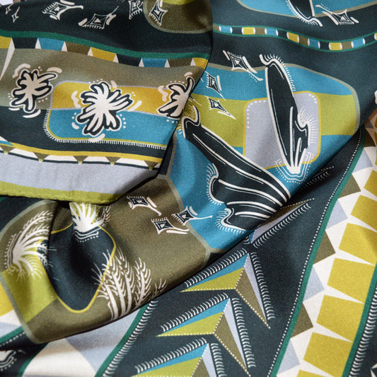 vista ingrandita del tessuto in seta stampato con colori scuri verde ocra ottanio avorio