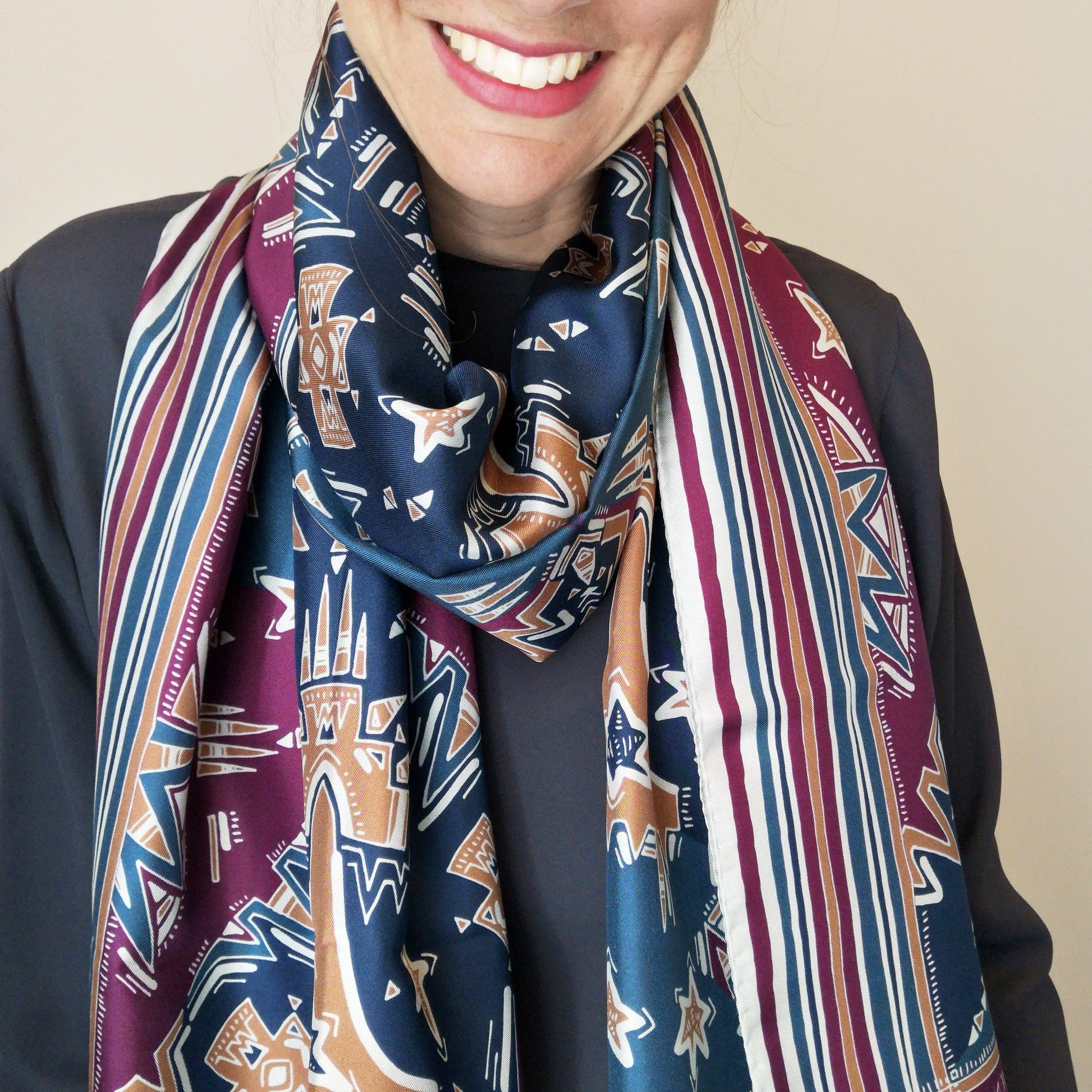 stola indossata al collo con bordo a righe e grafiche mix colori scuri per donna raffinata