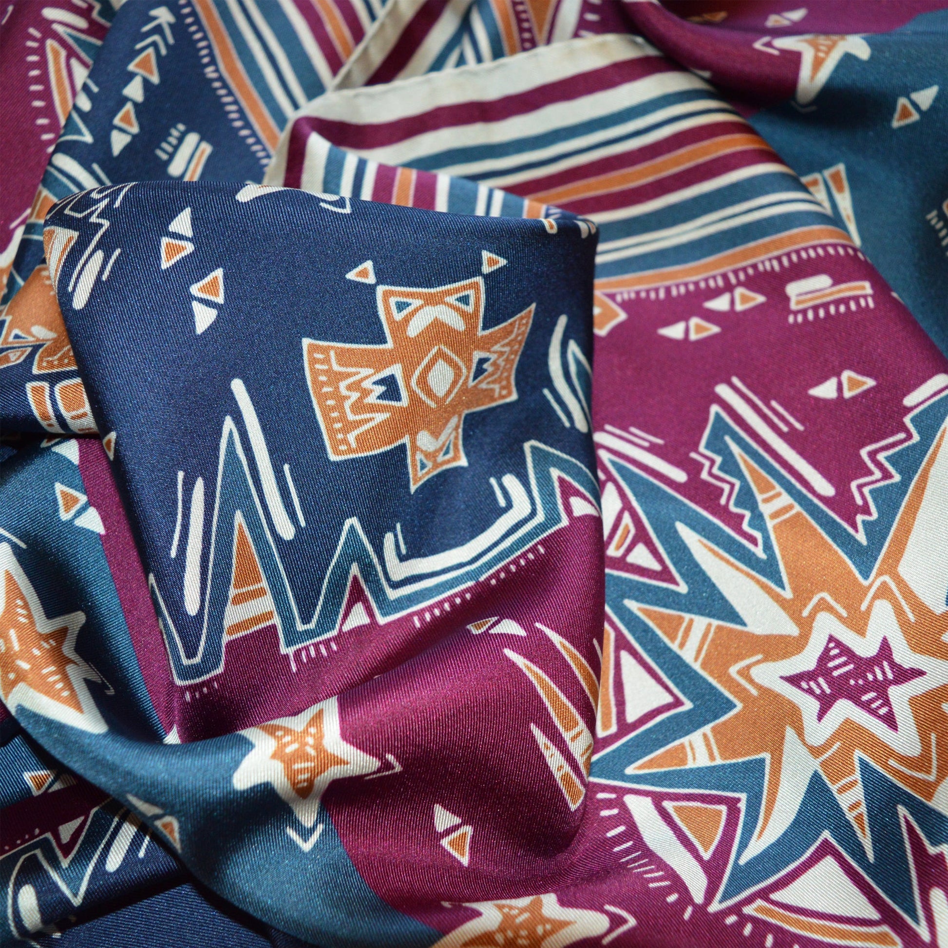 dettaglio chic di seta stampata con bellissime grafiche e colori eleganti