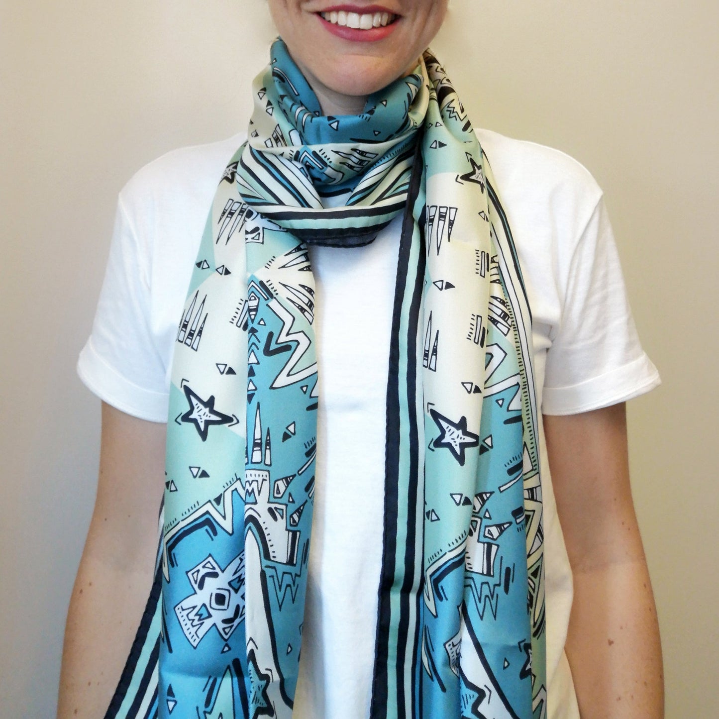estroso foulard versatile con pattern indossato su t-shirt bianca