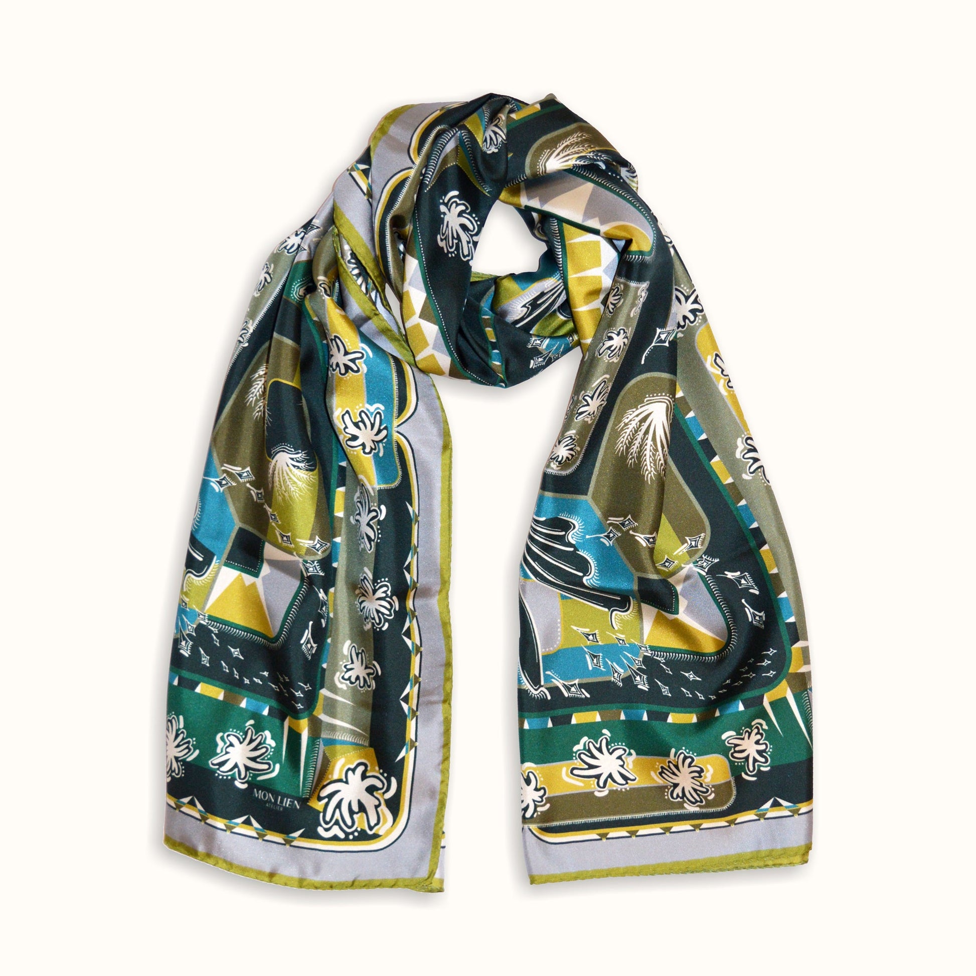 sciarpa in twill di seta arrotolata con motivi colorati nei toni verdi ocra