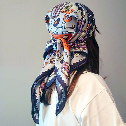 Foulard in seta colorato annodato in testa, donna stile sofisticato e contemporaneo