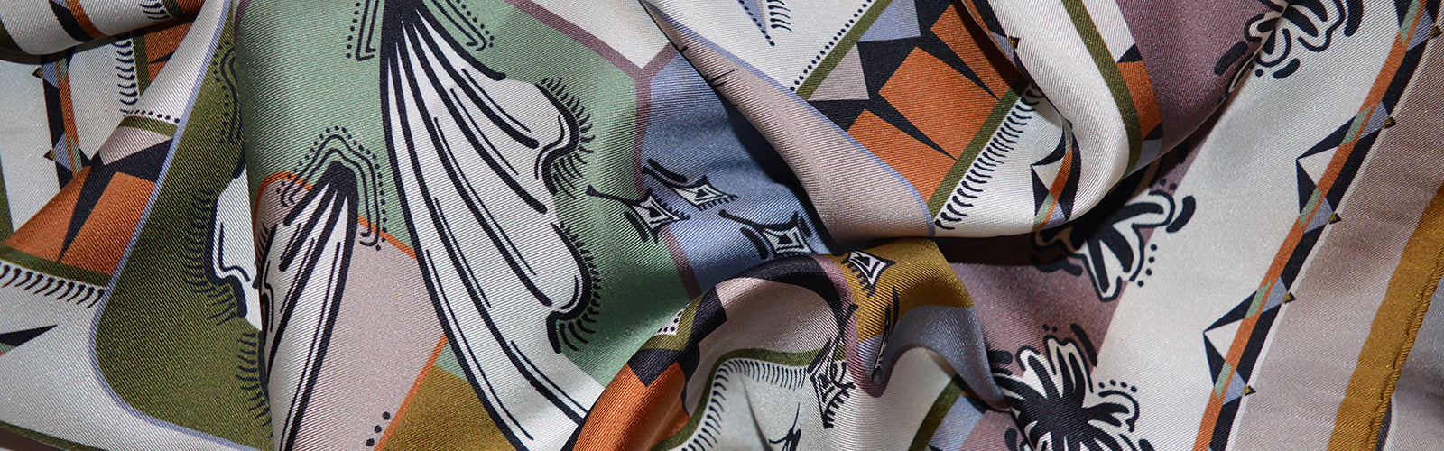 Dettaglio di seta twill 100% naturale con stampa ricca di dettagli, collezione accessori stampati a Como