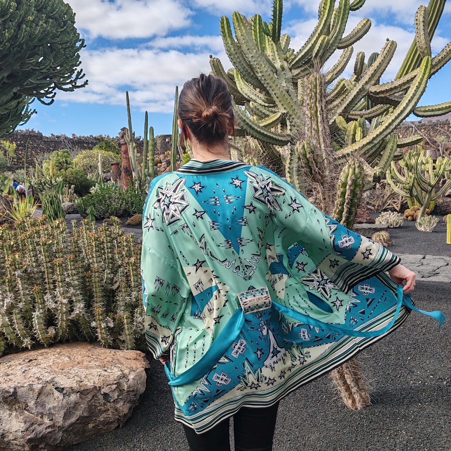 kimono indossato visto da retro in un giardino di cactus