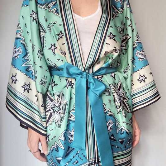 kimono di seta indossato con cintura legata in vita