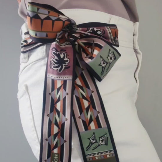 video tutorial come indossare un twilly stampato in seta come cintura laterale di un jeans bianco con un nodo di stile