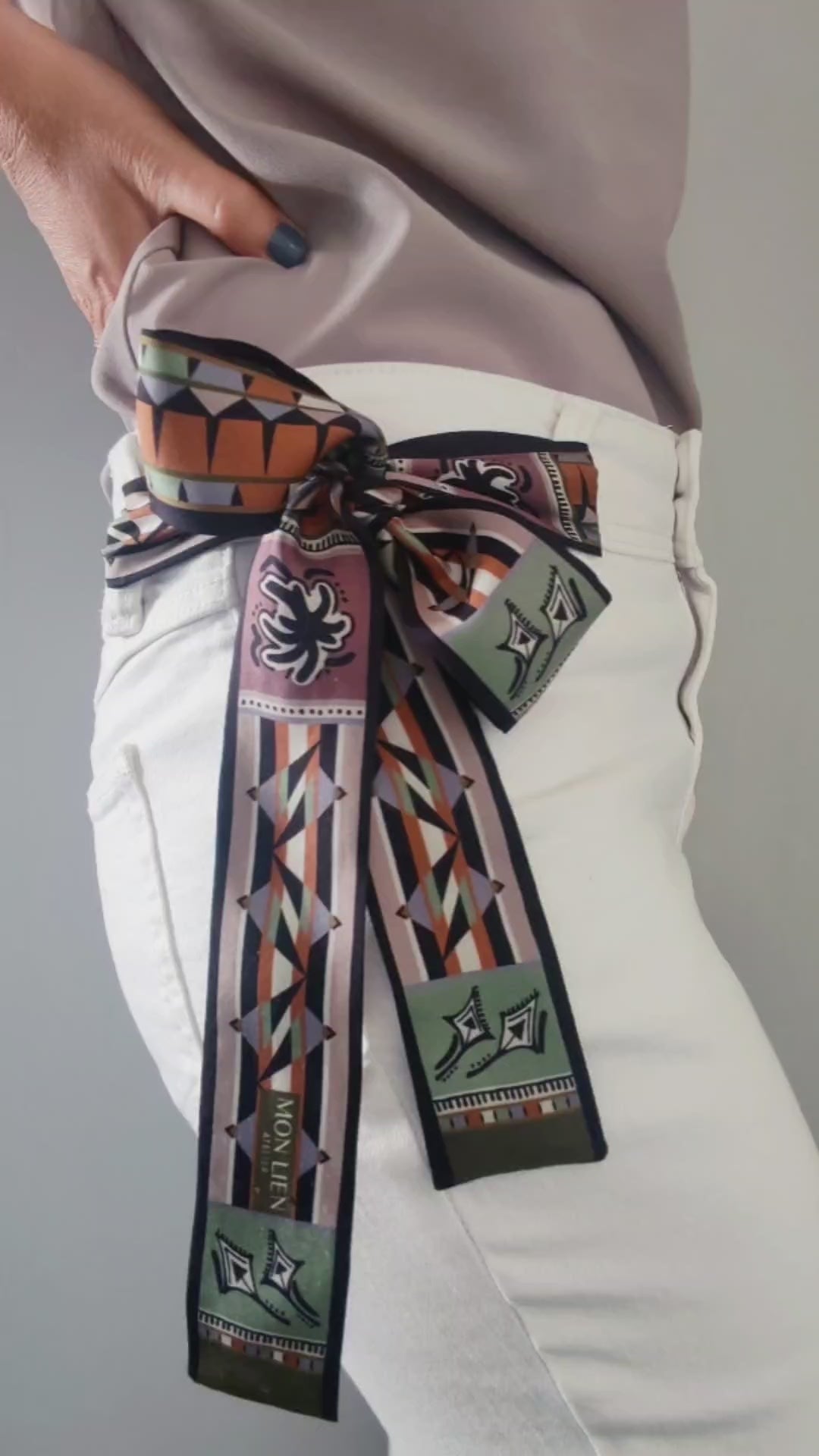 video tutorial come indossare un twilly stampato in seta come cintura laterale di un jeans bianco con un nodo di stile