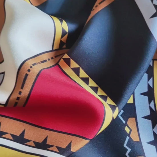 foulard in seta firmato Mon Lien rosso nero oro con dettagli disegno stampato su twill naturale