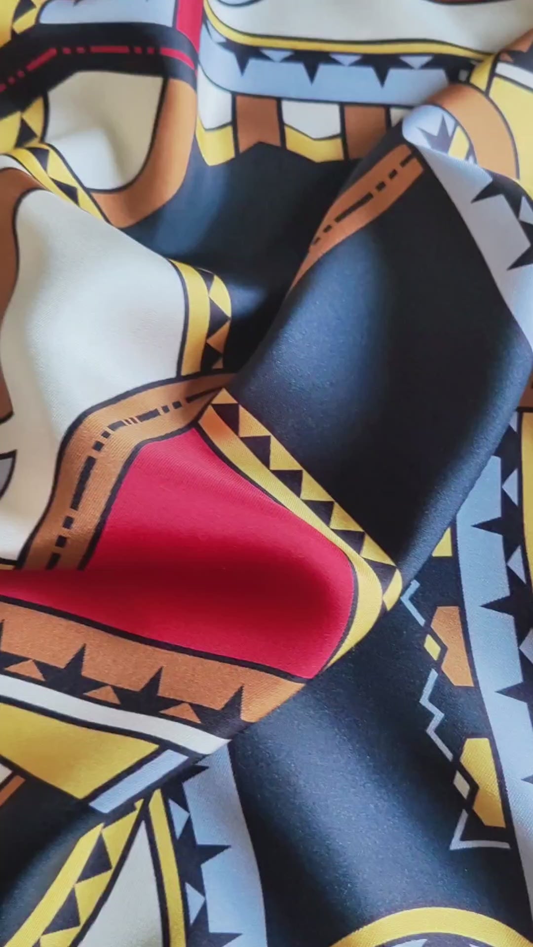 foulard in seta firmato Mon Lien rosso nero oro con dettagli disegno stampato su twill naturale