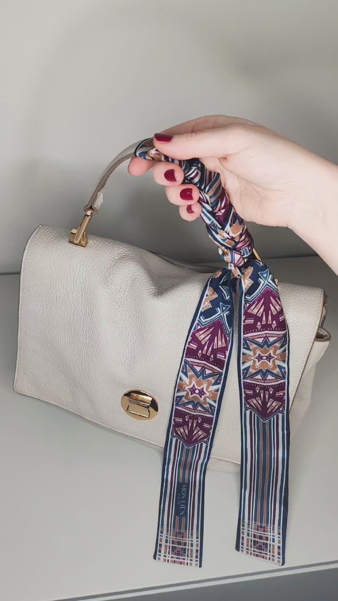 video tutorial come indossare twilly seta ansa manico borsa intrecciato con stile idea moda donna accessori made in italy