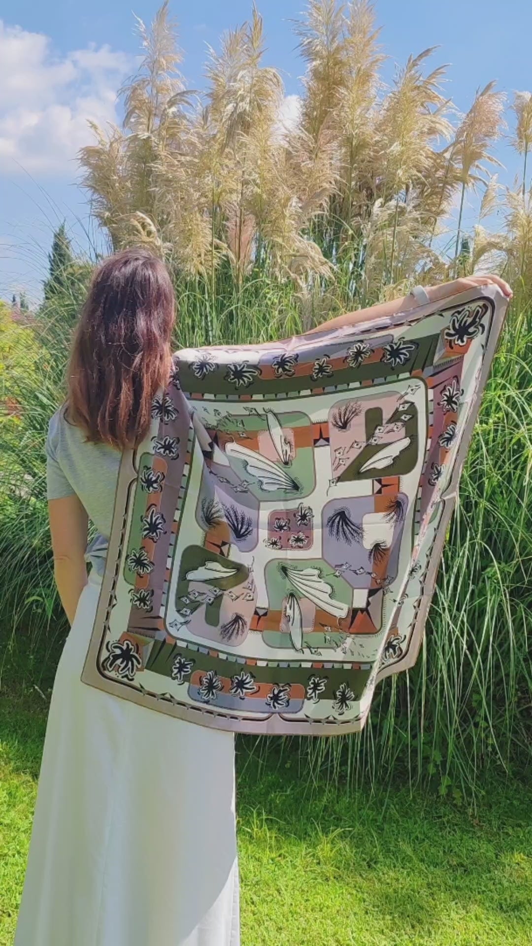 Carica il video: foulard 90x90 in seta stampata del marchio Mon Lien primo piano in un giardino botanico