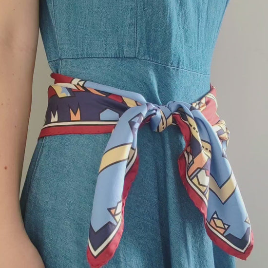 video tutorial come indossare un foulard carré 90x90 in seta stampata Mon Lien con nodo regolabile semplice in vita 