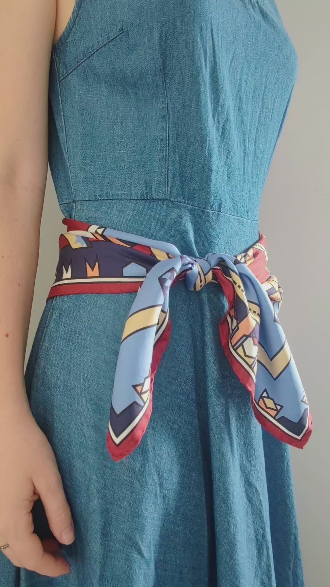 video tutorial come indossare un foulard carré 90x90 in seta stampata Mon Lien con nodo regolabile semplice in vita 