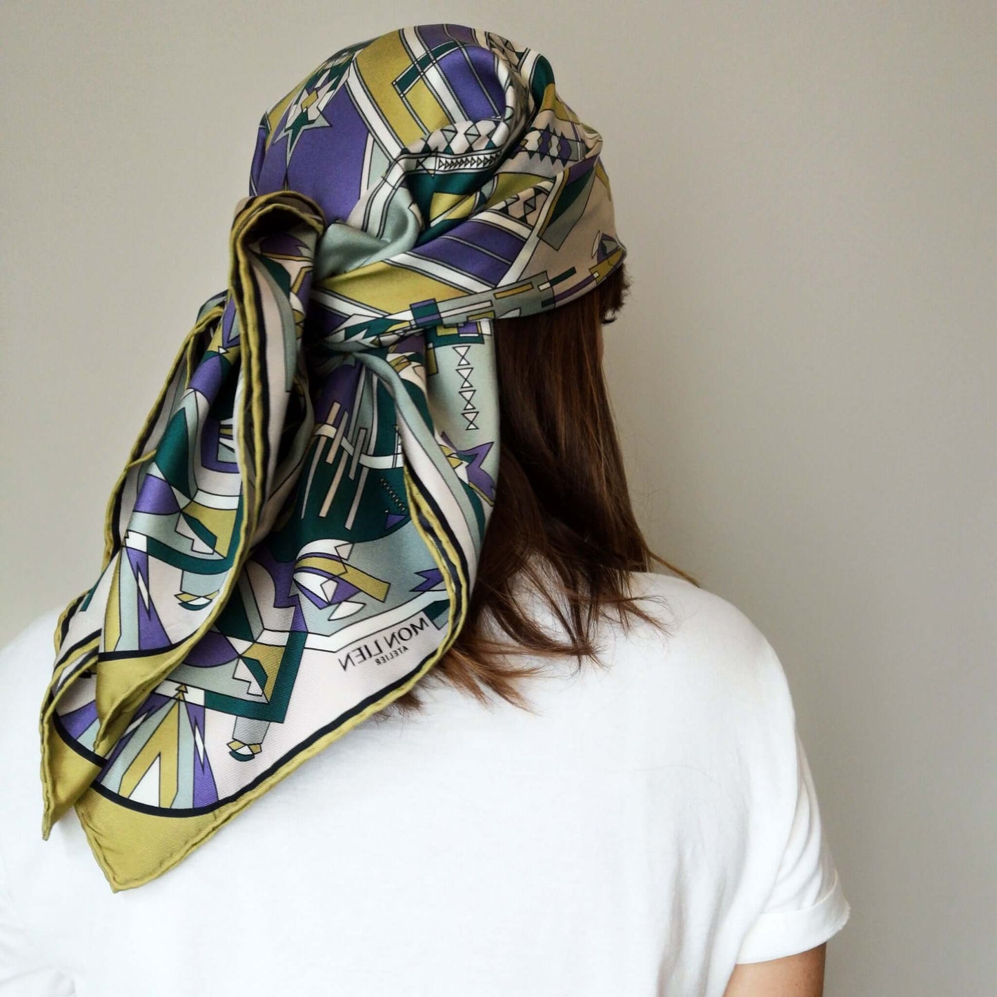 raffinato foulard indossato in testa come bandana dalle linee accattivanti stampato in colore verde e viola