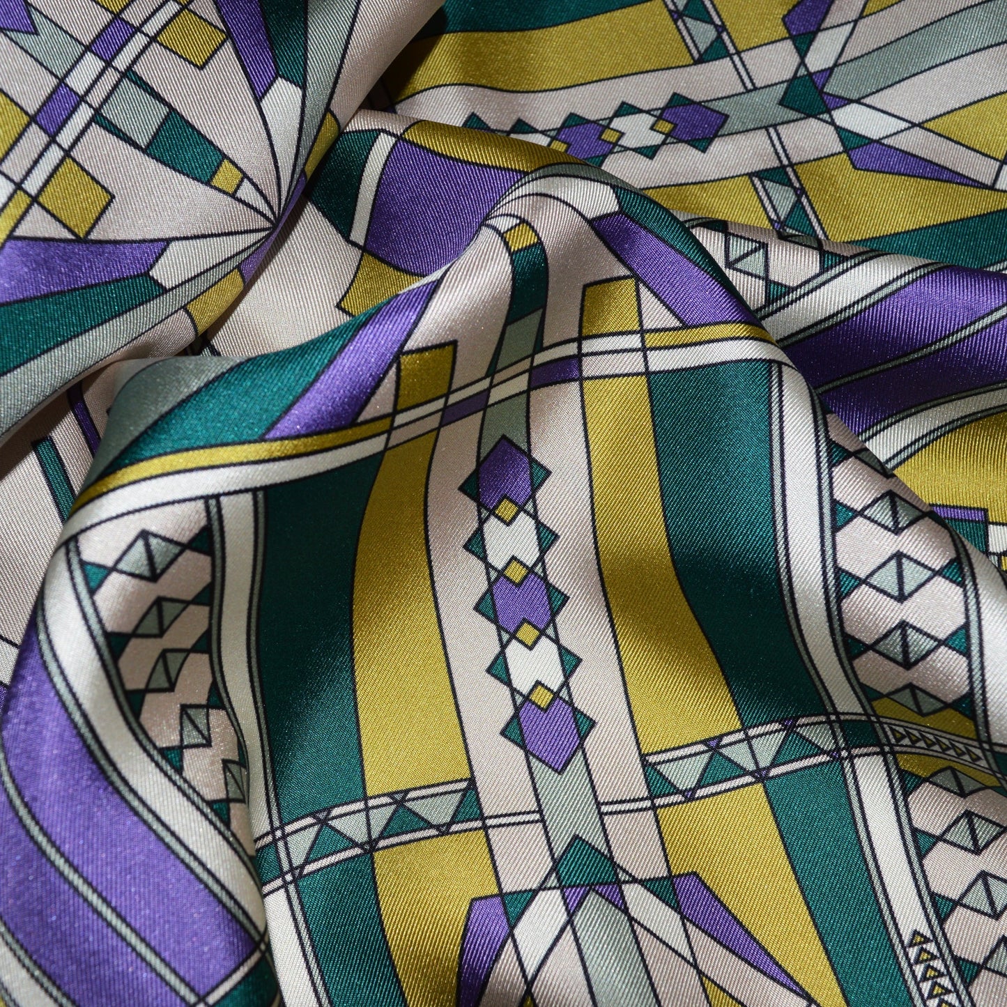 dettaglio di foulard carré su tessuto in seta con pattern giallo viola verde rosa antico avorio