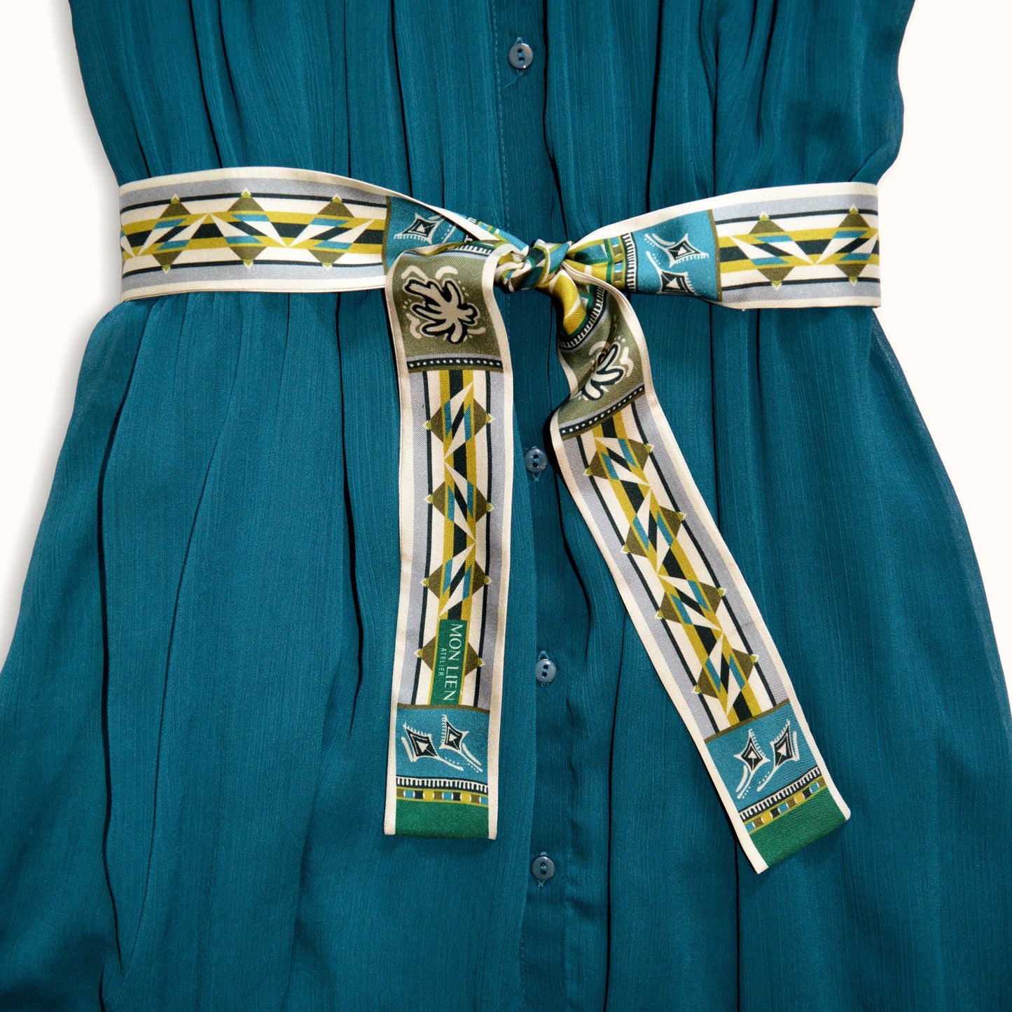 piccolo accessorio in twill di seta annodato in vita su un vestito morbido come cintura da abbinare