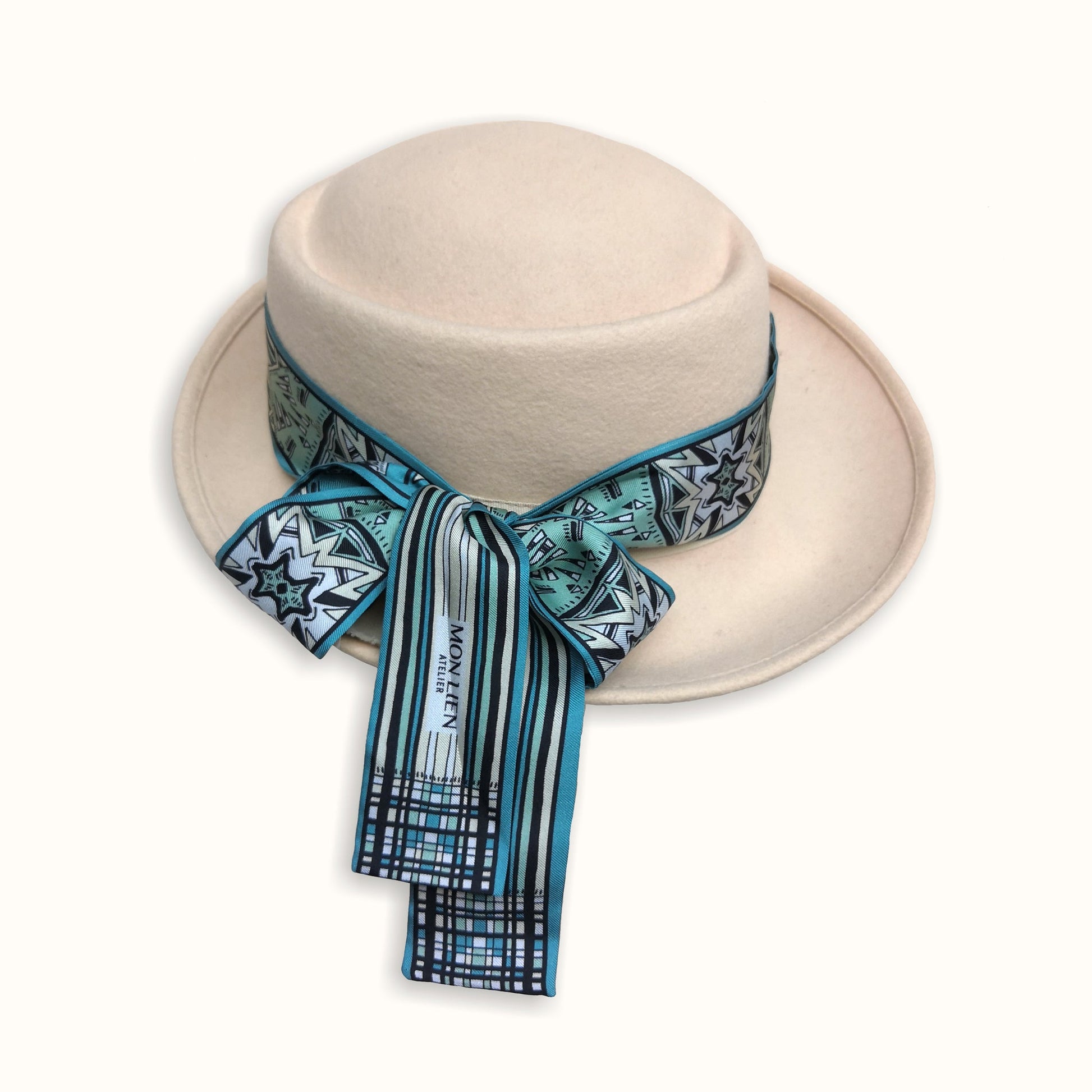 bandeau di seta arrotolato intorno al capello con fiocco e disegno con elementi manuali ideale per cerimonie