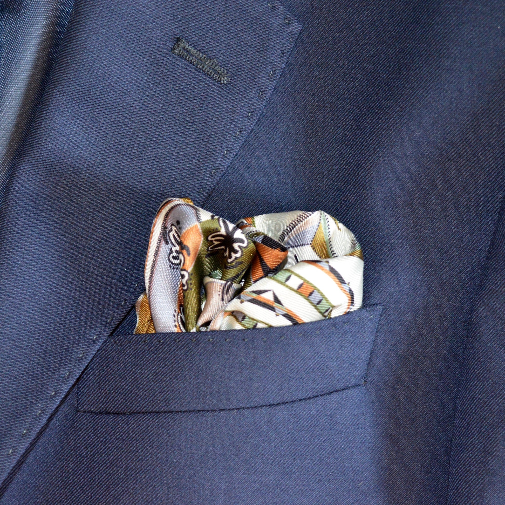 accessorio da gentleman inserito in tasca da blazer da abbinare con stile