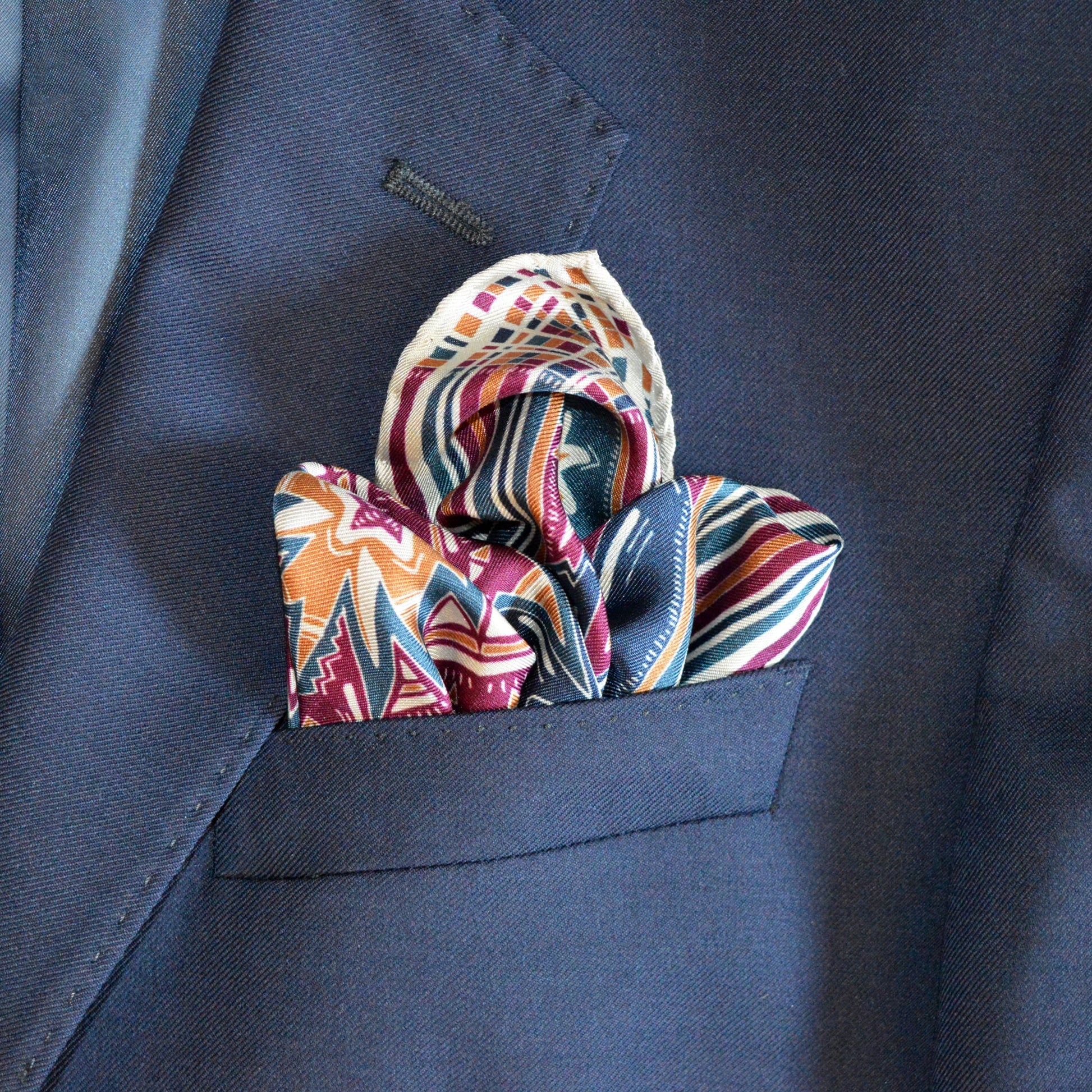 fazzoletto da taschino inserito nella giacca elegante dal design italiano pura seta naturale con motivi ricchi