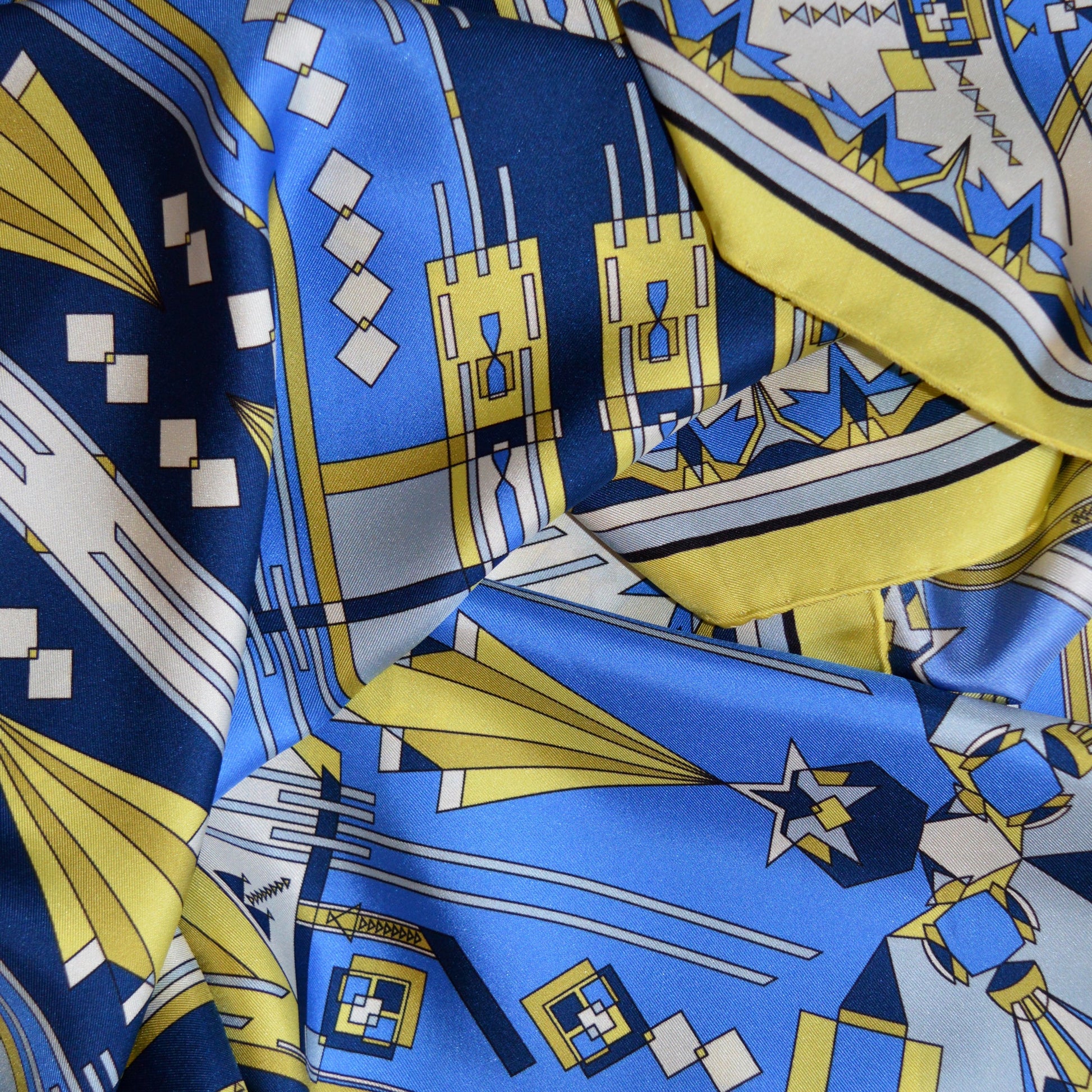 particolare del twill di seta con fantasia sofisticata dai colori brillanti blu e giallo