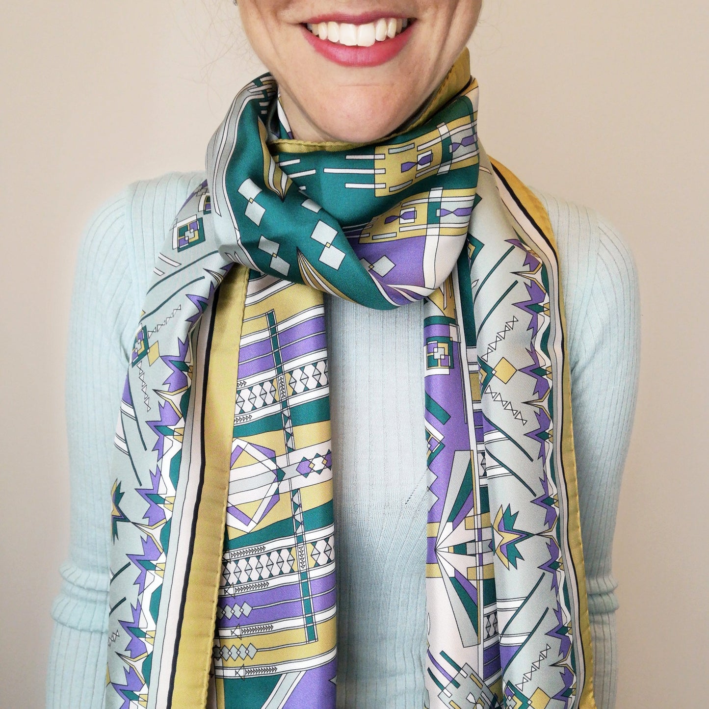 foulard in seta naturale forma rettangolare indossato al collo con disegno creativo stampato
